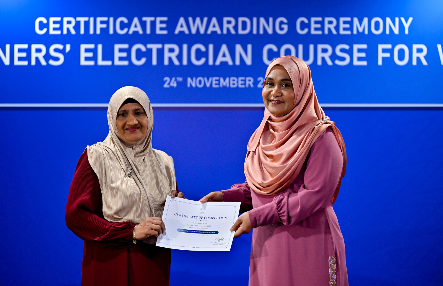 މާލެ: ނޮވެމްބަރު 24، 2025- އަންހެނުންނަށް ހާއްސަކޮށް ސްޓެލްކޯ އިން ބޭއްވި އިލެކްޓްރިޝަން ކޯސް ފުރިހަަކުރި މީހަކާ ފަސްޓް ލޭޑީ ސާޖިދާ ސެޓްފިކެޓު ހަވާލު ކުރައްވަނީ.---ފޮޓޯ: ރައީސް އޮފީސް