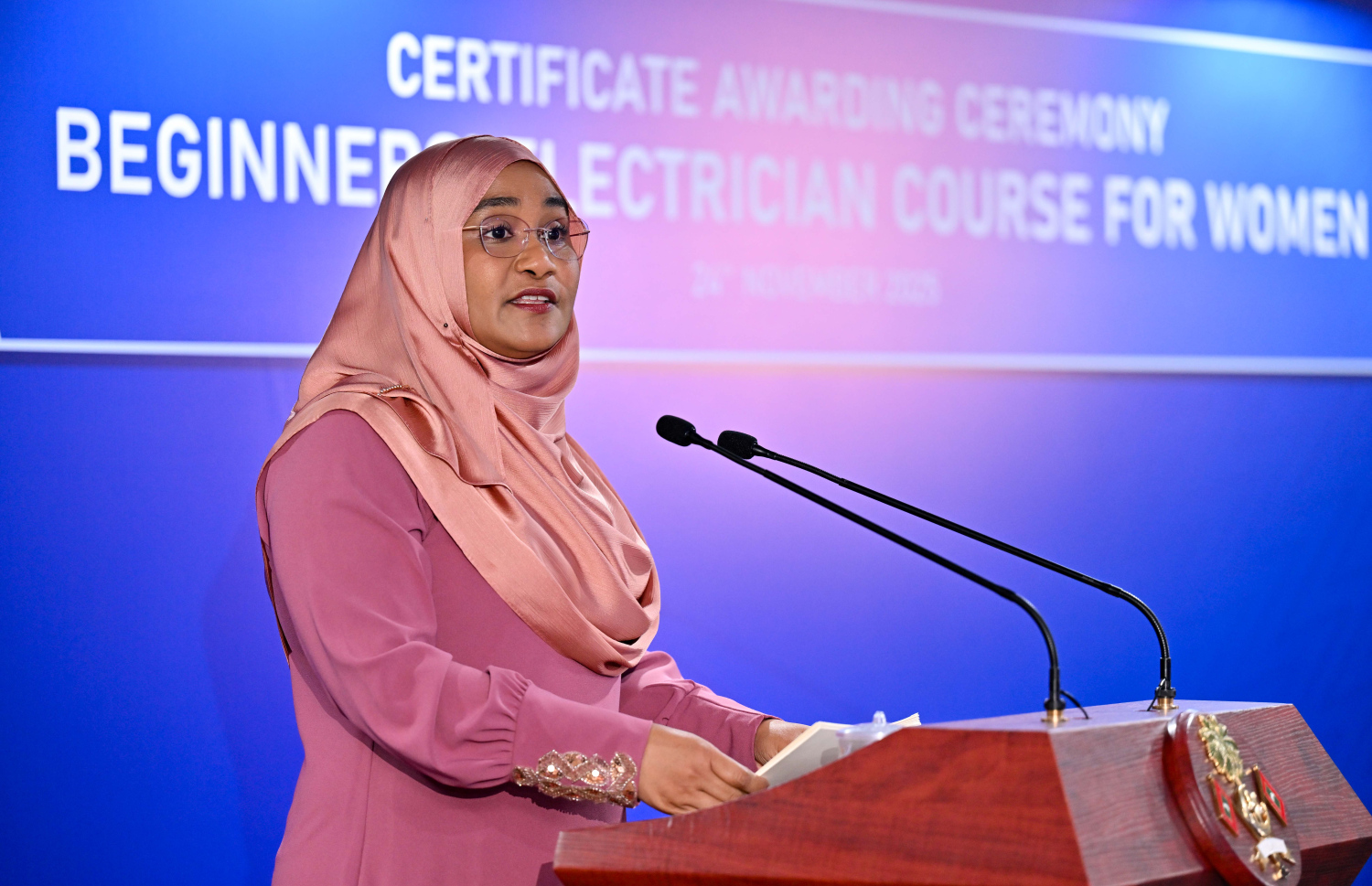 މާލެ: ނޮވެމްބަރު 24، 2025- އަންހެނުންނަށް ހާއްސަކޮށް ސްޓެލްކޯ އިން ބޭއްވި އިލެކްޓްރިޝަން ކޯސް ފުރިހަަކުރި މީހުންނަށް ސެޓްފިކެޓު ދިނުމަށް ބޭއްވި ހަފުލާގައި ފަސްޓް ލޭޑީ ސާޖިދާ ވާހަކަފުޅު ދައްކަވަނީ.---ފޮޓޯ: ރައީސް އޮފީސް