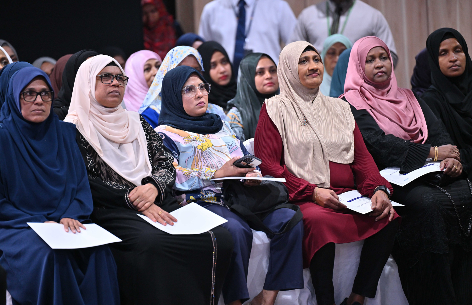 މާލެ: ނޮވެމްބަރު 24، 2025- އަންހެނުންނަށް ހާއްސަކޮށް ސްޓެލްކޯ އިން ބޭއްވި އިލެކްޓްރިޝަން ކޯހުގެ ބައެއް ބައިވެރިން އެ ކޯހުގެ ސެޓްފިކެޓު ދިނުމުގެ ހަފުލާގައި ބައިވެރިވަނީ: އެ ކޯހުގެ މަގުސަދަކީ ކަރަންޓުގެ ދާއިރާ އަށް އަންހެނުން ޝައުގުވެރި ކުރުވައި، އެ ދާއިރާގައި ފިރިހެނުންނާ އެއްހަމައެއްގައި މަސައްކަތް ކުރުމުގެ ފުރުސަތު އަންހެނުންނަށް ފަހިކޮށް ދިނުން ކަމަށް ސްޓެލްކޯއިން ބުނި.---ފޮޓޯ: ރައީސް އޮފީސް