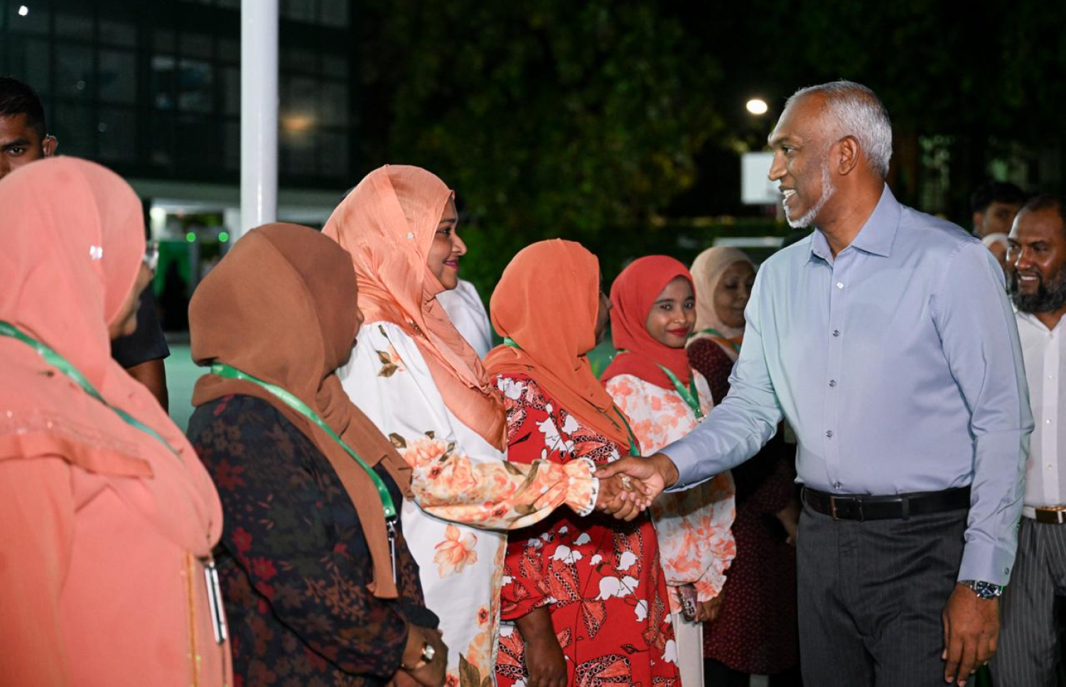 މައްޗަންގޮޅި ރައްޔިތުންގެ ބައްދަލުވުމުގައި ރައީސް އެ އަވަށުގެ ރައްޔިތުންނާ ސަލާމްކުރައްވަނީ. -- ފޮޓޯ | ރައީސް އޮފީސް