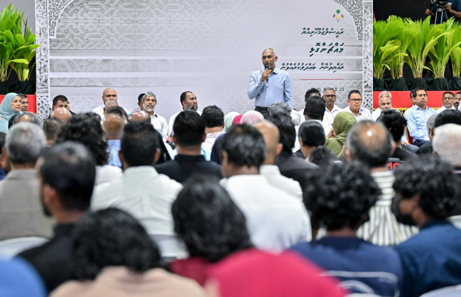 ރައީސް ޑރ. މުހައްމަދު މުއިއްޒު، މައްޗަންގޮޅީގެ ރައްޔިތުންނާ ބައްދަލުކުރައްވަން ބޭއްވި ބައްދަލުވުމުގައި ވާހަކަފުޅު ދައްކަވަނީ.