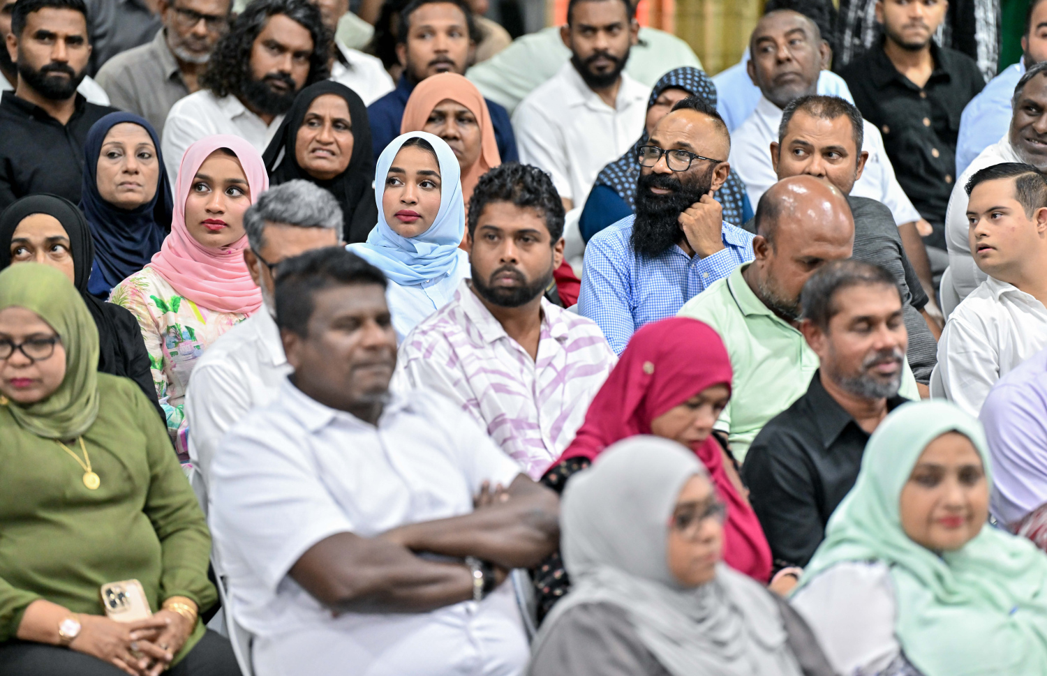 ރައީސް މުއިއްޒު މައްޗަންގޮޅީގެ ރައްޔިތުންނާ ބައްދަލުކުރައްވަން ބޭއްވި ޖަލްސާ އަށް ހާޒިރުވި ބައެއް މީހުން.---ފޮޓޯ: ރައީސް އޮފީސް