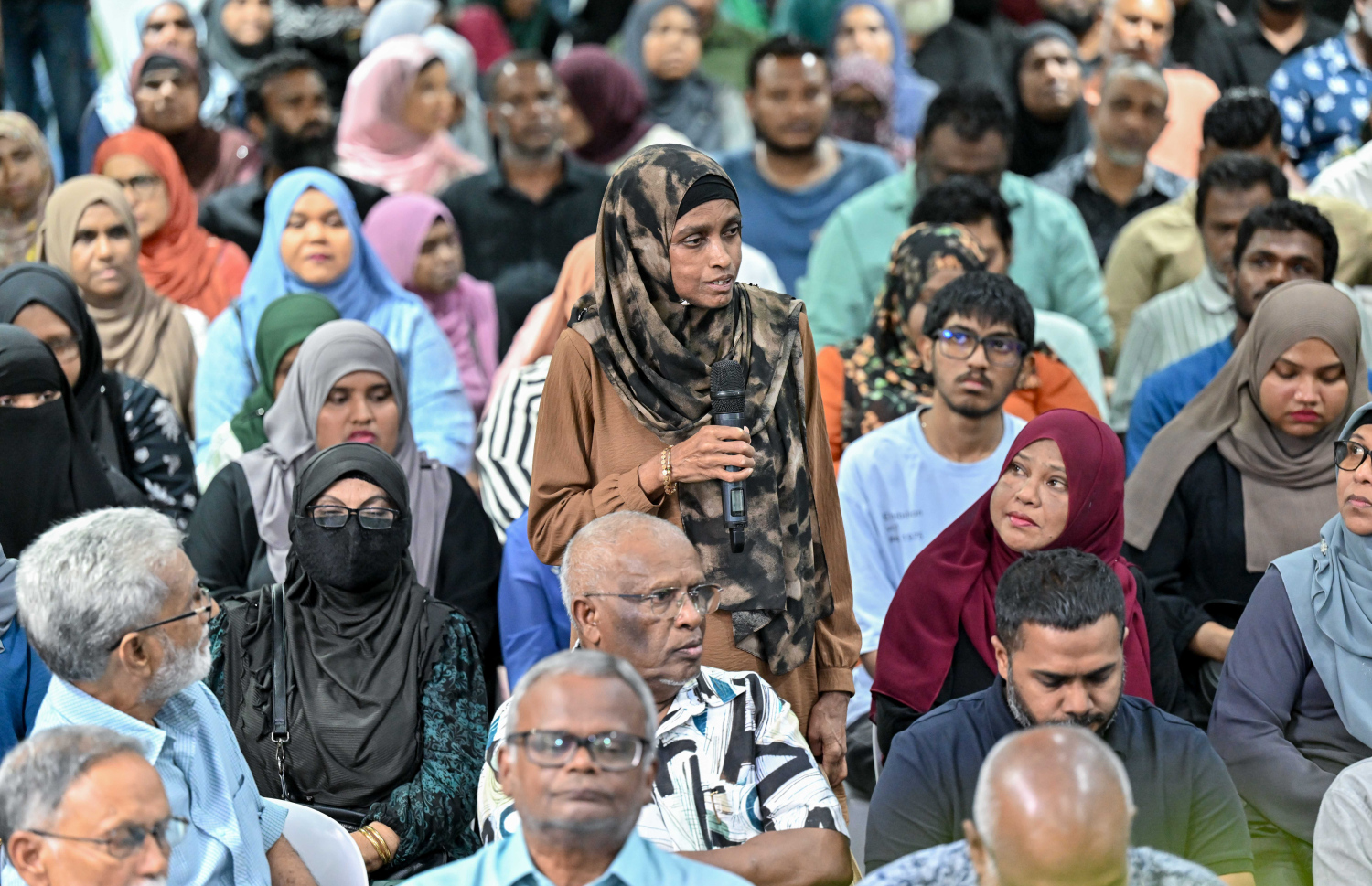 ރައީސް މުއިއްޒު މައްޗަންގޮޅީގެ ރައްޔިތުންނާ ބައްދަލުކުރައްވަން ބޭއްވި ޖަލްސާ އަށް ހާޒިރުވި މީހެއްގެ ވާހަކަ ރައީސާ ހިއްސާކުރަނީ.---ފޮޓޯ: ރައީސް އޮފީސް