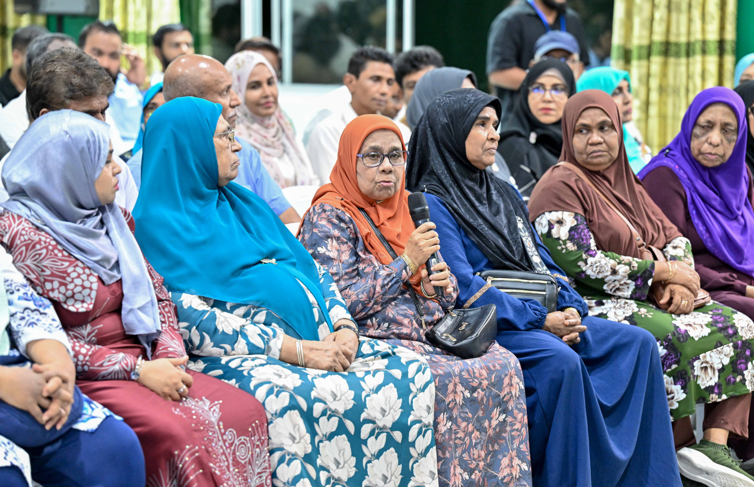 ރައީސް މުއިއްޒު މައްޗަންގޮޅީގެ ރައްޔިތުންނާ ބައްދަލުކުރައްވަން ބޭއްވި ޖަލްސާ އަށް ހާޒިރުވި މީހެއްގެ ވާހަކަ ރައީސާ ހިއްސާކުރަނީ.---ފޮޓޯ: ރައީސް އޮފީސް