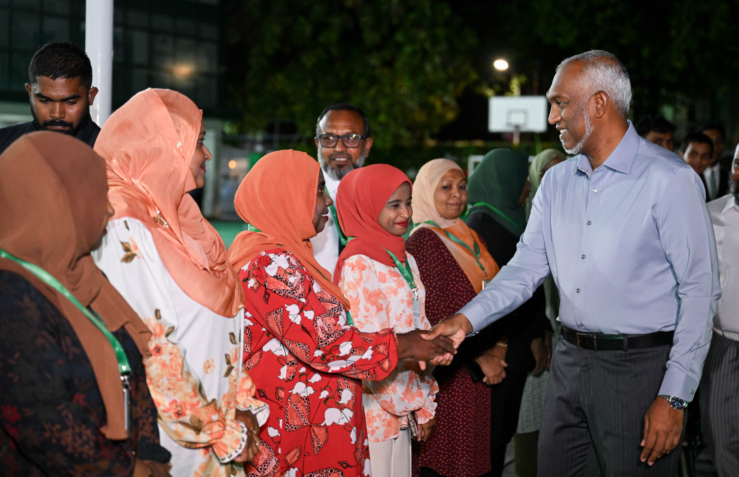 ރައީސް މުއިއްޒު މައްޗަންގޮޅީގެ ރައްޔިތުންނާ ބައްދަލުކުރައްވަން އަމީނިއްޔާ ސްކޫލަށް ވަޑައިގަތުމުން އެ މަނިކުފާނަށް މަރުހަބާ ދަންނަވަނީ.---ފޮޓޯ: ރައީސް އޮފީސް