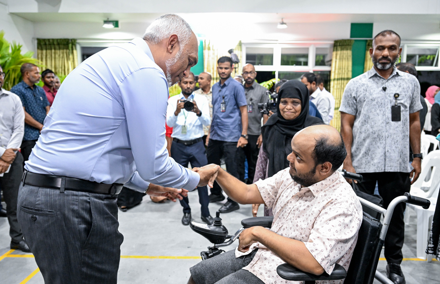 ރައީސް މުއިއްޒު މައްޗަންގޮޅީގެ ރައްޔިތުންނާ ބައްދަލުކުރައްވަން ބޭއްވި ޖަލްސާ އަށް ހާޒިރުވި ހާއްސަ އެހީއަށް ބޭނުންވާ މީހަކާ ސަލާން ކުރައްވައި ހާލު އޮޅުންފިލުއްވަނީ.---ފޮޓޯ: ރައީސް އޮފީސް