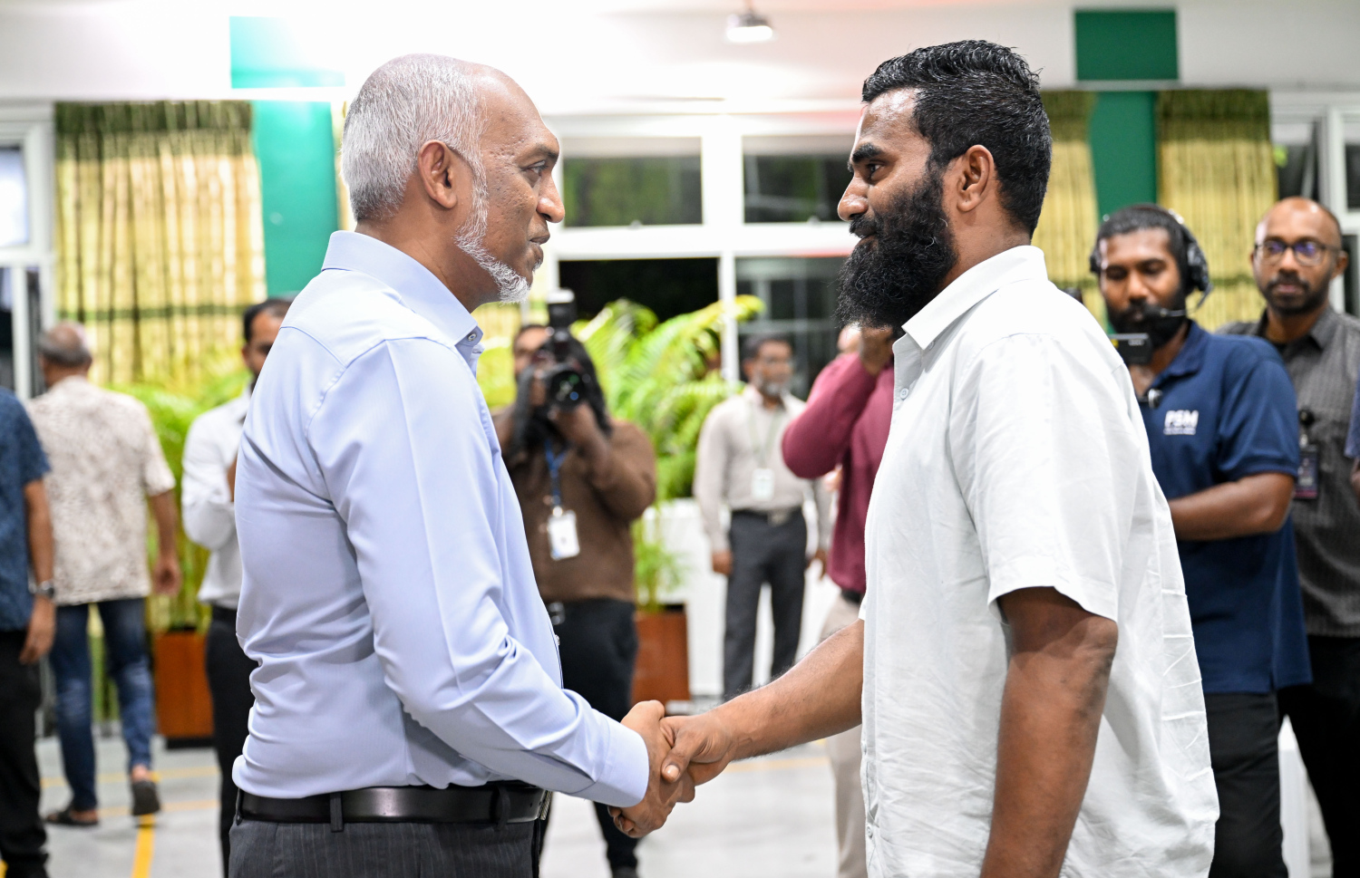 ރައީސް މުއިއްޒު މައްޗަންގޮޅީގެ ރައްޔިތުންނާ އެކު ބޭއްވެވި ބައްދަލުވުމަށް ފަހު، ފުޓުބޯޅަ ލެޖެންޑު އަޝްފާގް (ދަގަނޑޭ) އާ ސަލާން ކުރައްވައި ވާހަކަފުޅު ދައްކަވަނީ.---ފޮޓޯ: ރައީސް އޮފީސް