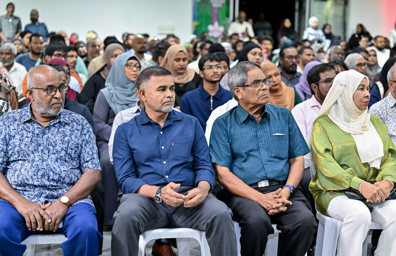 ރައީސް މުއިއްޒު މައްޗަންގޮޅީގެ ރައްޔިތުންނާ ބައްދަލުކުރައްވަން ބޭއްވި ޖަލްސާ އަށް ހާޒިރުވި ބައެއް މީހުން.---ފޮޓޯ: ރައީސް އޮފީސް