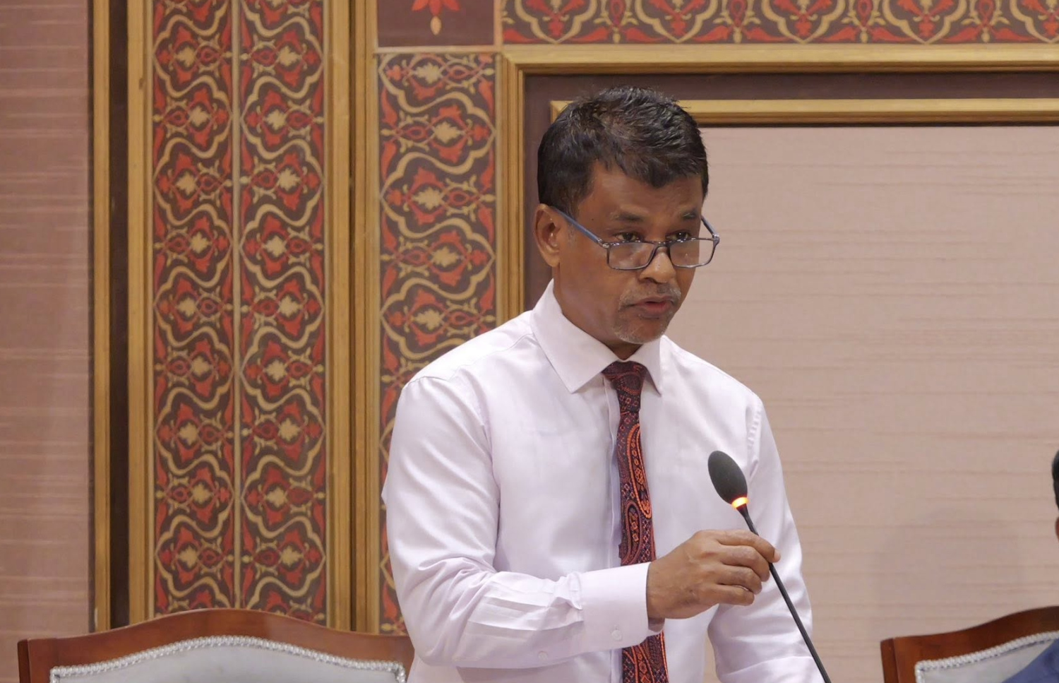 މަޖިލީހުގެ މިއަދުގެ ޖަލްސާގައި ހެލްތު މިނިސްޓަރު ނާޒިމް ވާހަކަދައްކަވަނީ.-- ފޮޓޯ: މަޖިލިސް