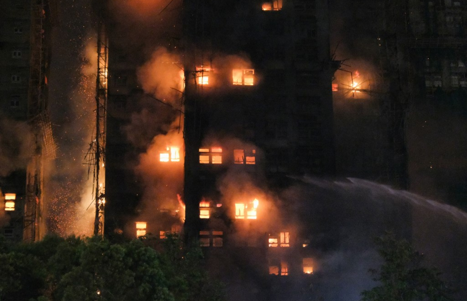 ހޮންގް ކޮންގުގައި ހުންނަ ފްލެޓް އިމާރާތްތަކެއްގައި ރޯވެ އަނދަނީ. -- ފޮޓޯ: އޭއެފްޕީ