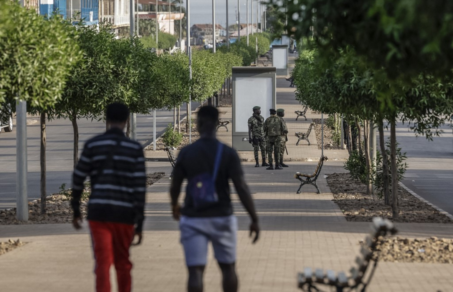 ގިނީ-ބިސާއޫގެ ވެރިކަން ވައްޓާލުމަށް ފަހު ސިފައިން މަގުތަކުގައި ފޯރިމަރަނީ. -- ފޮޓޯ: އޭއެފްޕީ