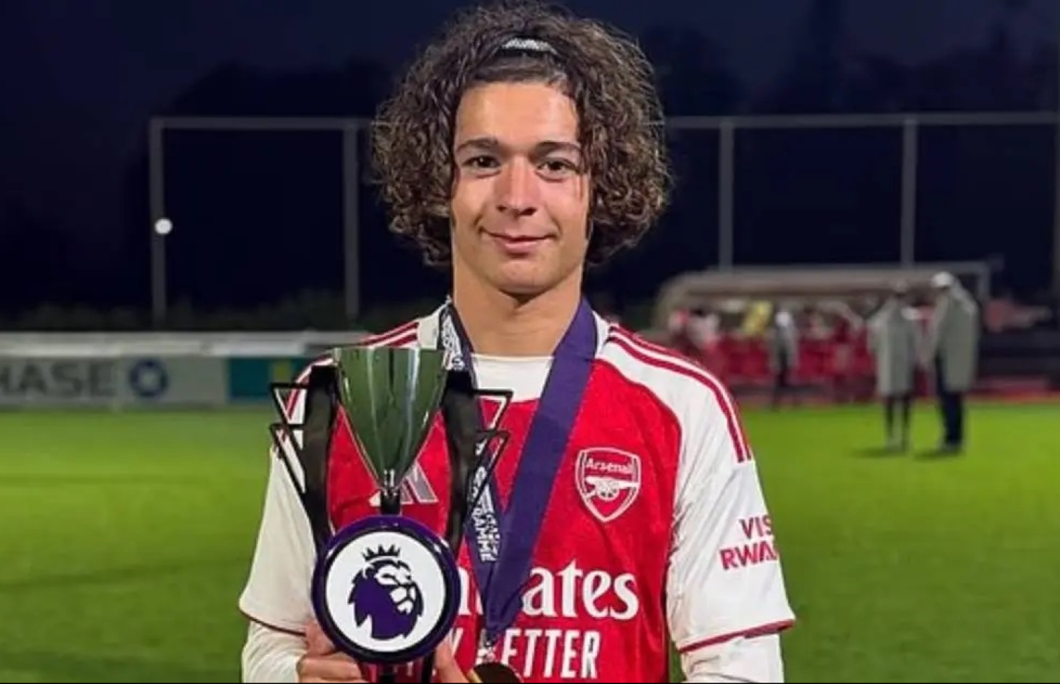 މުނޯޒް، ޕްރިމިއާ ލީގު 16 އަހަރުން ދަށުގެ ގައުމީ މުބާރާތުގެ ތައްޓާ އެކު.--