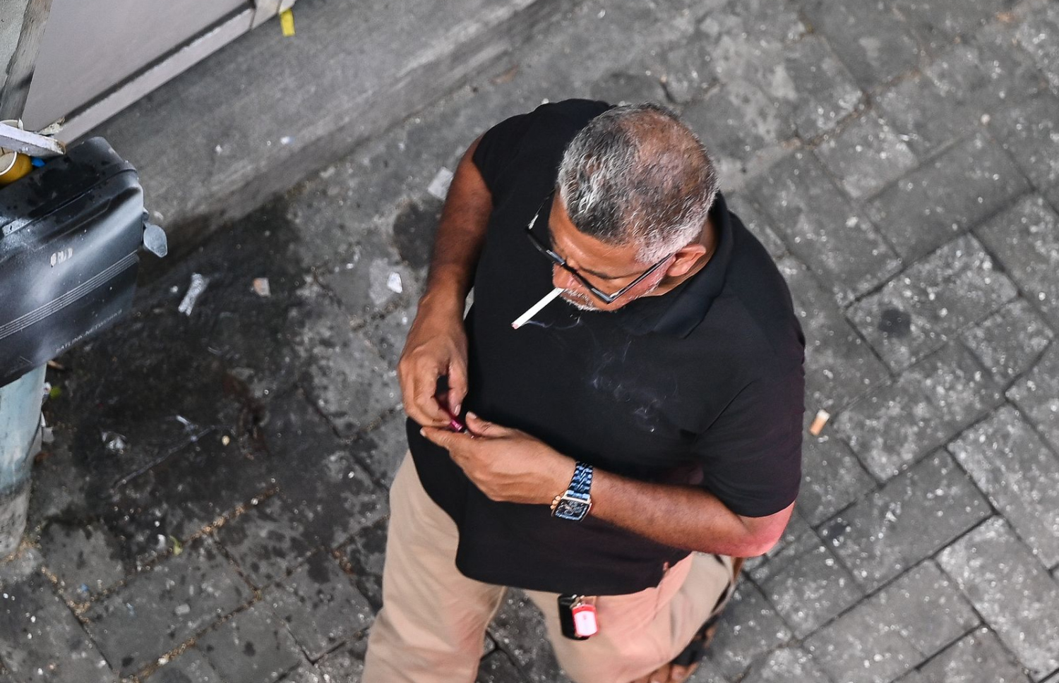 މީހަކު، މަގުމަތީގައި ސިނގިރޭޓު ބޮނީ.