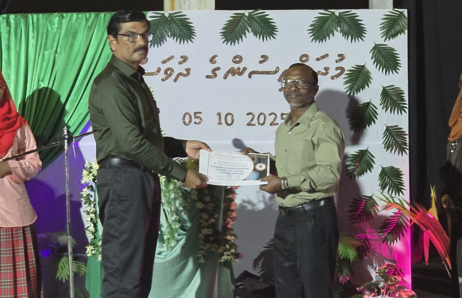 ސްކޫލްގެ ޓީޗަރަކަށް ޔޫސުފް (ކ) ހަނދާނީ ފިލާ ހަވާލުކޮށްދެއްވަނީ --- ފޮޓޯ: ދިޔަމިގިލީ ސްކޫލް