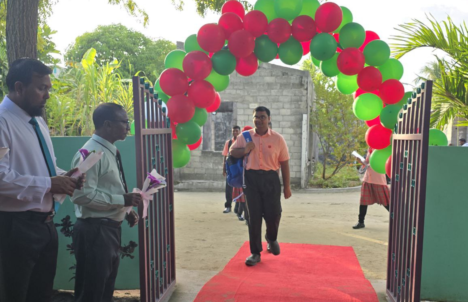 ދިޔަމިގިލީ ސްކޫލްގައި އޯ ލެވެލް އަށް ކިޔަވައި ދޭން ފެށުން ފާހަގަ ކުރުމުގެ ގޮތުން، އޭ ލެވެލްގައި ކިޔަވަން ފެށި ދަރިވަރުންނަށް މަރުހަބާ ކިޔުމަށް ސްކޫލްގައި ބޭއްވި ރަސްމިއްޔާތުގައި ޔޫސުފް ބައިވެރިވެ ވަޑައިގަންނަވަނީ --- --- ފޮޓޯ: ދިޔަމިގިލީ ސްކޫލް