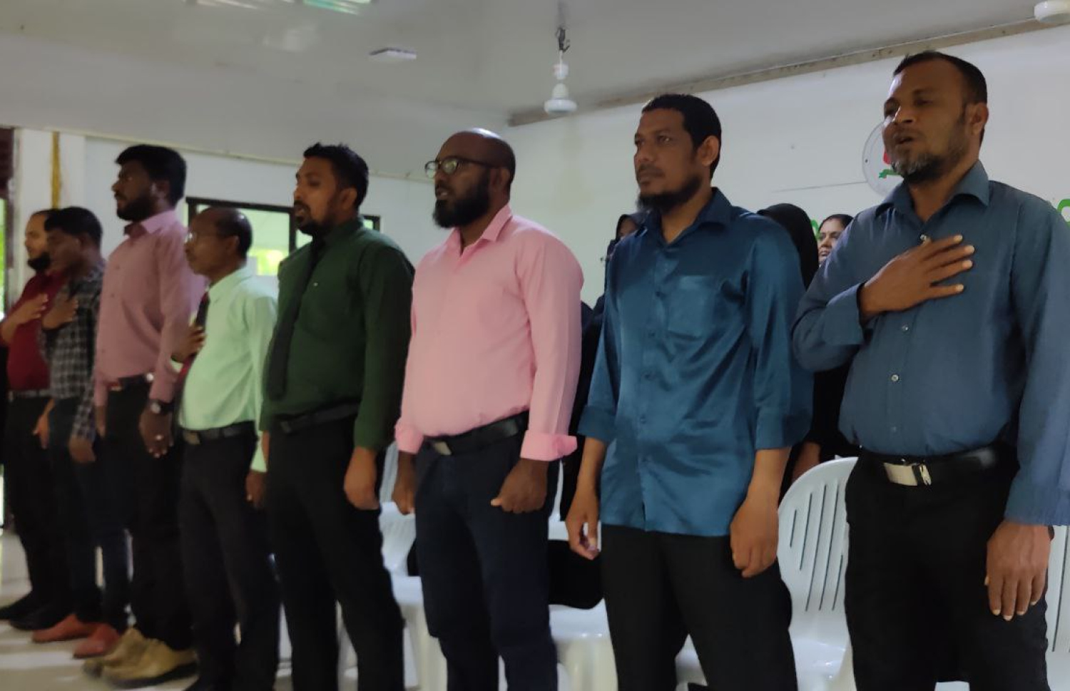 ދިޔަމިގިލީ ސްކޫލްގެ ބައެއް މުދައްރިސުންނާ އެކު ޔޫސުފް --- ފޮޓޯ: ދިޔަމިގިލީ ސްކޫލް