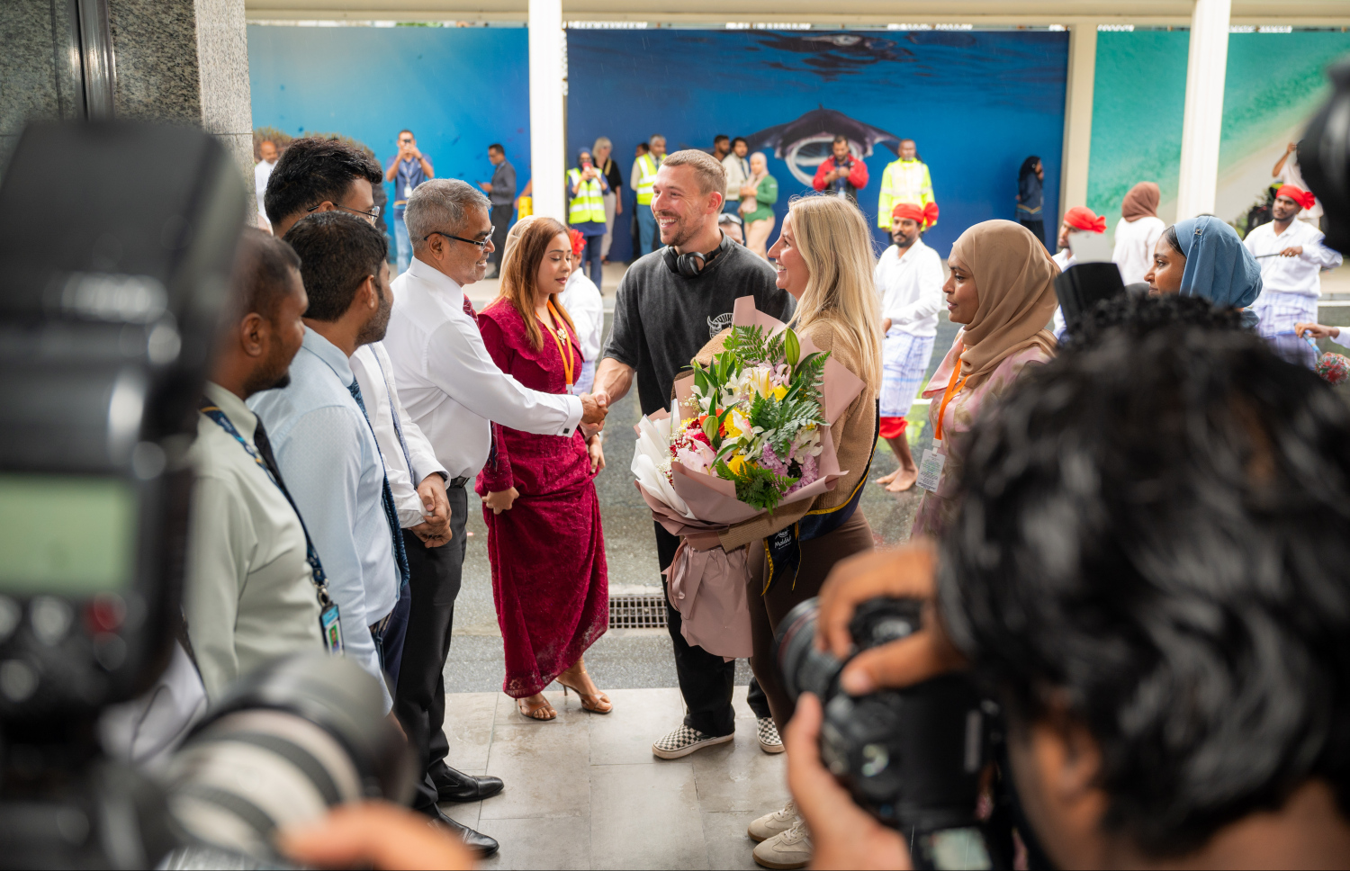 ރާއްޖެ އަށް ޒިޔާރަތްކުރި ދެ މިލިއަން ވަނަ ޓޫރިސްޓުގެ ޝަރަފު ހޯދި އިނގިރޭސި ވިލާތުގެ ބެތަނީ ސާރާ ކާސްވެލް އަށް ޓޫރިޒަމް މިނިސްޓަރު ތޯރިގް މަރުހަބާ ދަންނަވަނީ.---ފޮޓޯ: ނިޝާން އަލީ| މިހާރު