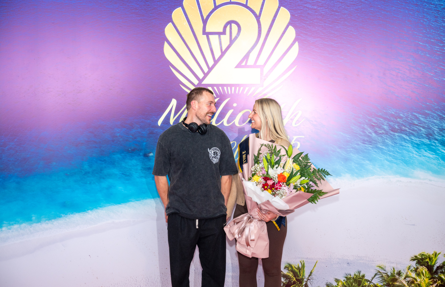 ރާއްޖެ އަށް ޒިޔާރަތްކުރި ދެ މިލިއަން ވަނަ ޓޫރިސްޓުގެ ޝަރަފު ހޯދި އިނގިރޭސި ވިލާތުގެ ބެތަނީ ސާރާ ކާސްވެލް އަށް މަރުހަބާ ކިޔަން ބޭއްވި ހާއްސަ ހަފުލާގައި އޭނާގެ ފިރިމީހާއާ އެކު.---ފޮޓޯ: ނިޝާން އަލީ| މިހާރު