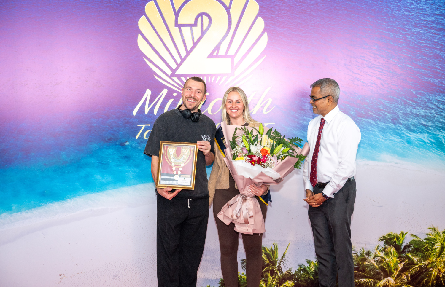 ރާއްޖެ އަށް ޒިޔާރަތްކުރި ދެ މިލިއަން ވަނަ ޓޫރިސްޓުގެ ޝަރަފު ހޯދި އިނގިރޭސި ވިލާތުގެ ބެތަނީ ސާރާ ކާސްވެލްއާ އެކު، ޓޫރިޒަމް މިނިސްޓަރު ތޯރިގް ފޮޓޯއެއް ނަންގަވަނީ.---ފޮޓޯ: ނިޝާން އަލީ| މިހާރު