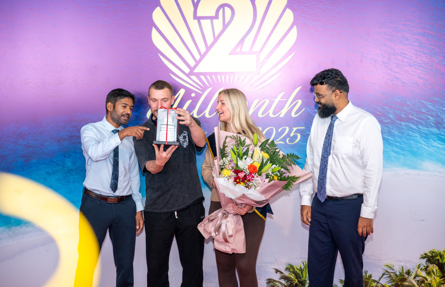 ރާއްޖެ އަށް ޒިޔާރަތްކުރި ދެ މިލިއަން ވަނަ ޓޫރިސްޓުގެ ޝަރަފު ހޯދި އިނގިރޭސި ވިލާތުގެ ބެތަނީ ސާރާ ކާސްވެލްއާ އެކު، ވިޒިޓް މޯލްޑިވްސްގެ އިސްވެރިން ފޮޓޯއެއް ނަންގަވަނީ.---ފޮޓޯ: ނިޝާން އަލީ| މިހާރު