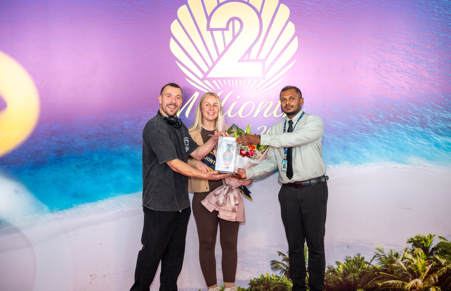 ރާއްޖެ އަށް ޒިޔާރަތްކުރި ދެ މިލިއަން ވަނަ ޓޫރިސްޓުގެ ޝަރަފު ހޯދި އިނގިރޭސި ވިލާތުގެ ބެތަނީ ސާރާ ކާސްވެލް އަށް މަރުހަބާ ކިޔަން ބޭއްވި ހާއްސަ ހަފުލާގެ ތެރެއިން.---ފޮޓޯ: ނިޝާން އަލީ| މިހާރު