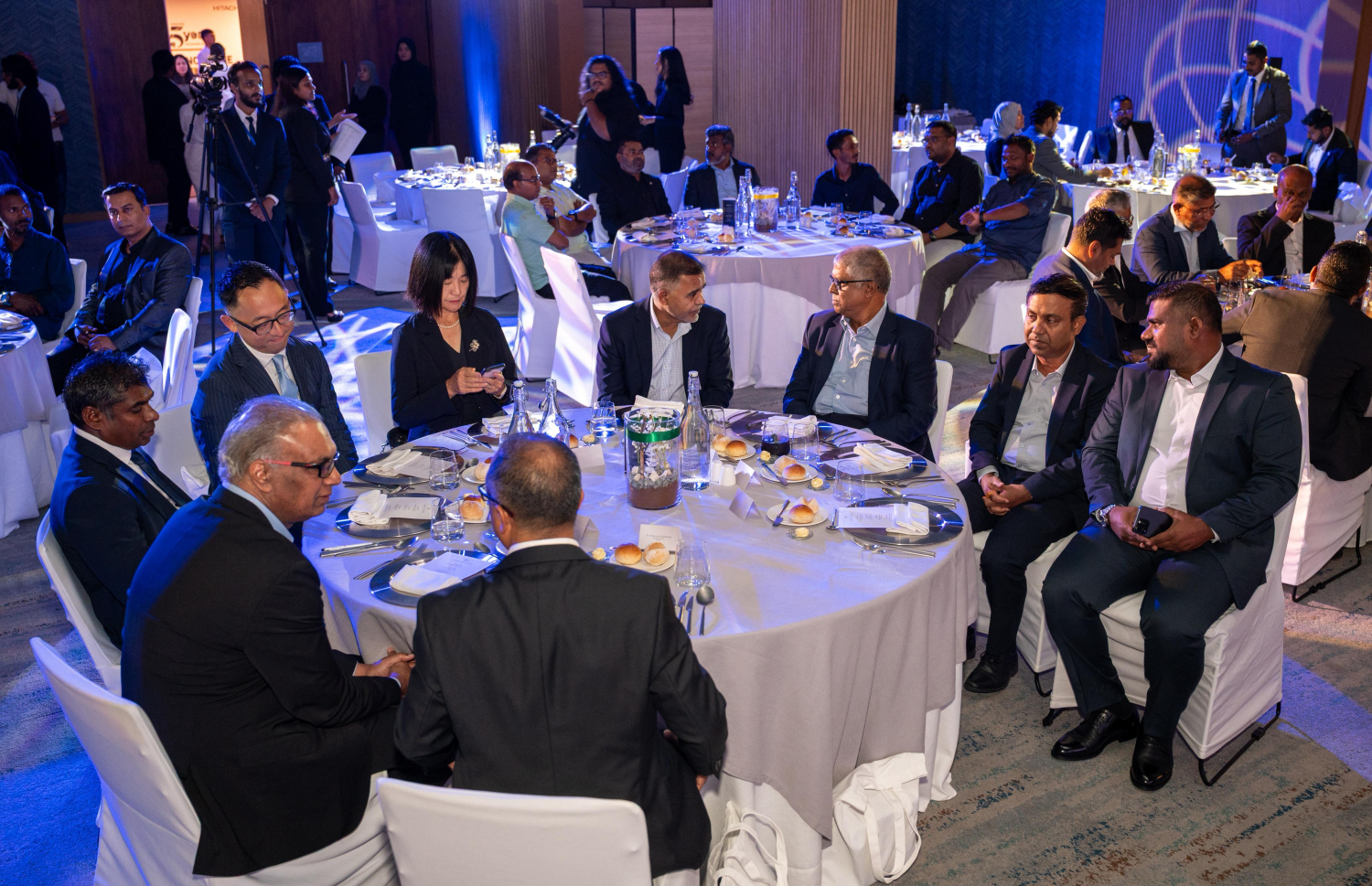 އެސްޓީއޯ އާއި ހިޓާޗީގެ ޕާޓްނާޝިޕަށް 25 އަހަރު ފުރުން ފާހަގަކުރަން ރޭ ބޭއްވި ހަފުލާގައި ބައިވެރިވެވަޑައިގެންނެވި ބައެއް ބޭފުޅުން.---ފޮޓޯ: ނިޝާން އަލީ| މިހާރު