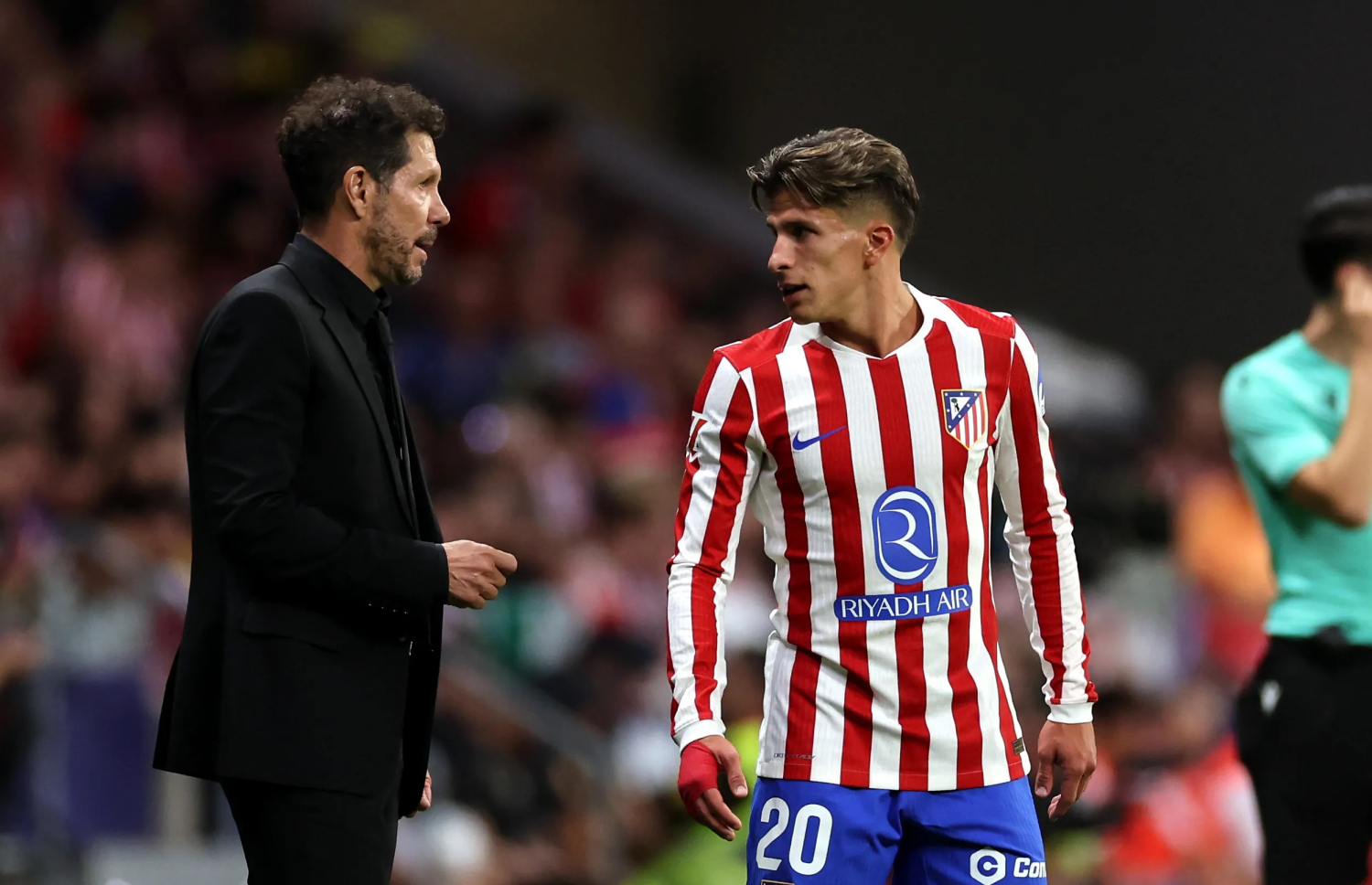 ޑިއޭގޯ ސިމިއޯނީ (ވ) އޭނާގެ ދަރިފުޅު ގުއިލިއާނޯ ކުޅެން އެރުވުމުގެ ކުރިން.--