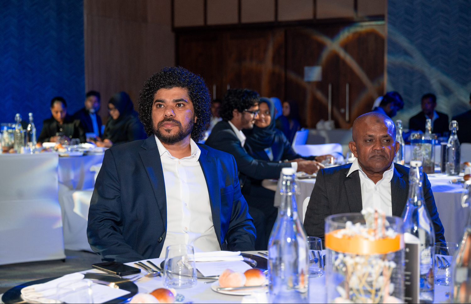 އެސްޓީއޯ އާއި ހިޓާޗީގެ ގުޅުމަށް 25 އަހަރު ފުރުން ފާހަގަކުރުމަށް ބާސެލޯ ނަސަންދުރާގައި ބޭއްވި ހާއްސަ ހަފުލާގައި ބައިވެރިވެވަޑައިގެންނެވި ބައެއް ބޭފުޅުން.--- ފޮޓޯ: ނިޝާން އަލީ | މިހާރު