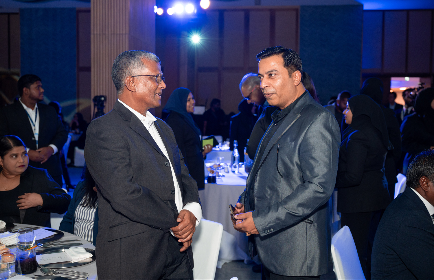 އެސްޓީއޯ އާއި ހިޓާޗީގެ ގުޅުމަށް 25 އަހަރު ފުރުން ފާހަގަކުރުމަށް ބާސެލޯ ނަސަންދުރާގައި ބޭއްވި ހާއްސަ ހަފުލާގައި ބައިވެރިވެވަޑައިގެންނެވި ބައެއް ބޭފުޅުން.--- ފޮޓޯ: ނިޝާން އަލީ | މިހާރު