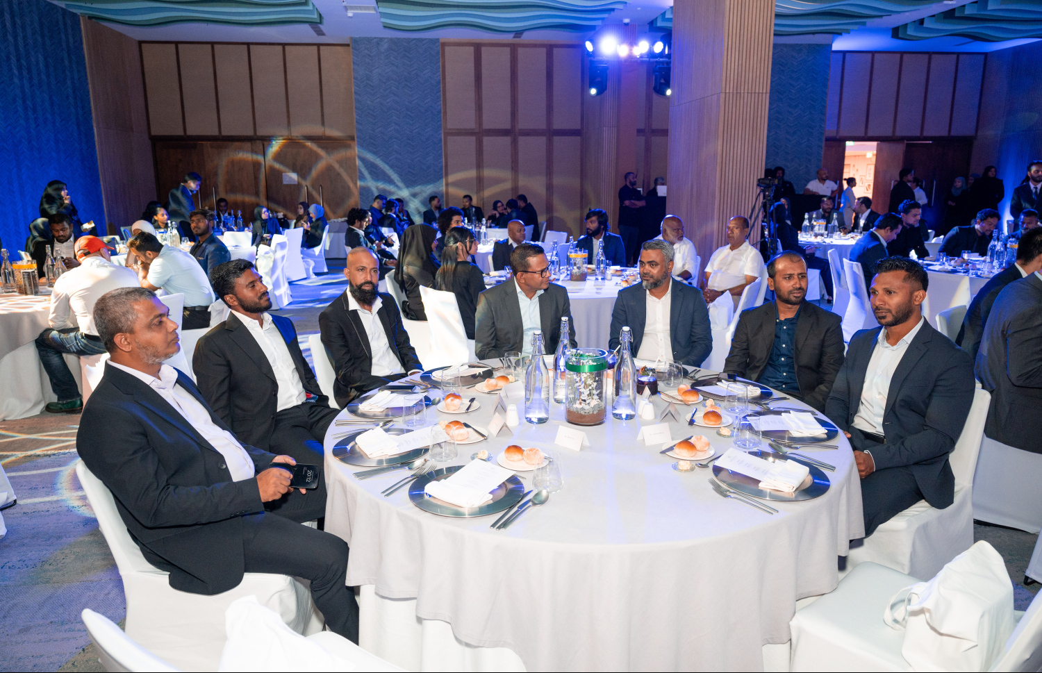 އެސްޓީއޯ އާއި ހިޓާޗީގެ ގުޅުމަށް 25 އަހަރު ފުރުން ފާހަގަކުރުމަށް ބާސެލޯ ނަސަންދުރާގައި ބޭއްވި ހާއްސަ ހަފުލާގައި އެސްޓީއޯގެ ބައެއް އިސްވެރިންނާއި ދައުވަތު ދީގެން ވަޑައިގެންނެވި ބައެއް ބޭފުޅުން.--- ފޮޓޯ: ނިޝާން އަލީ | މިހާރު