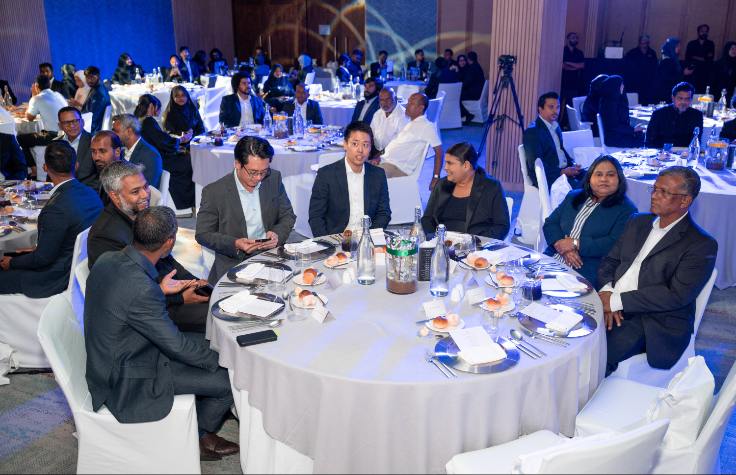 އެސްޓީއޯ އާއި ހިޓާޗީގެ ގުޅުމަށް 25 އަހަރު ފުރުން ފާހަގަކުރުމަށް ބާސެލޯ ނަސަންދުރާގައި ބޭއްވި ހާއްސަ ހަފުލާގައި އެސްޓީއޯގެ ބައެއް އިސްވެރިންނާއި ދައުވަތު ދީގެން ވަޑައިގެންނެވި ބައެއް ބޭފުޅުން.--- ފޮޓޯ: ނިޝާން އަލީ | މިހާރު