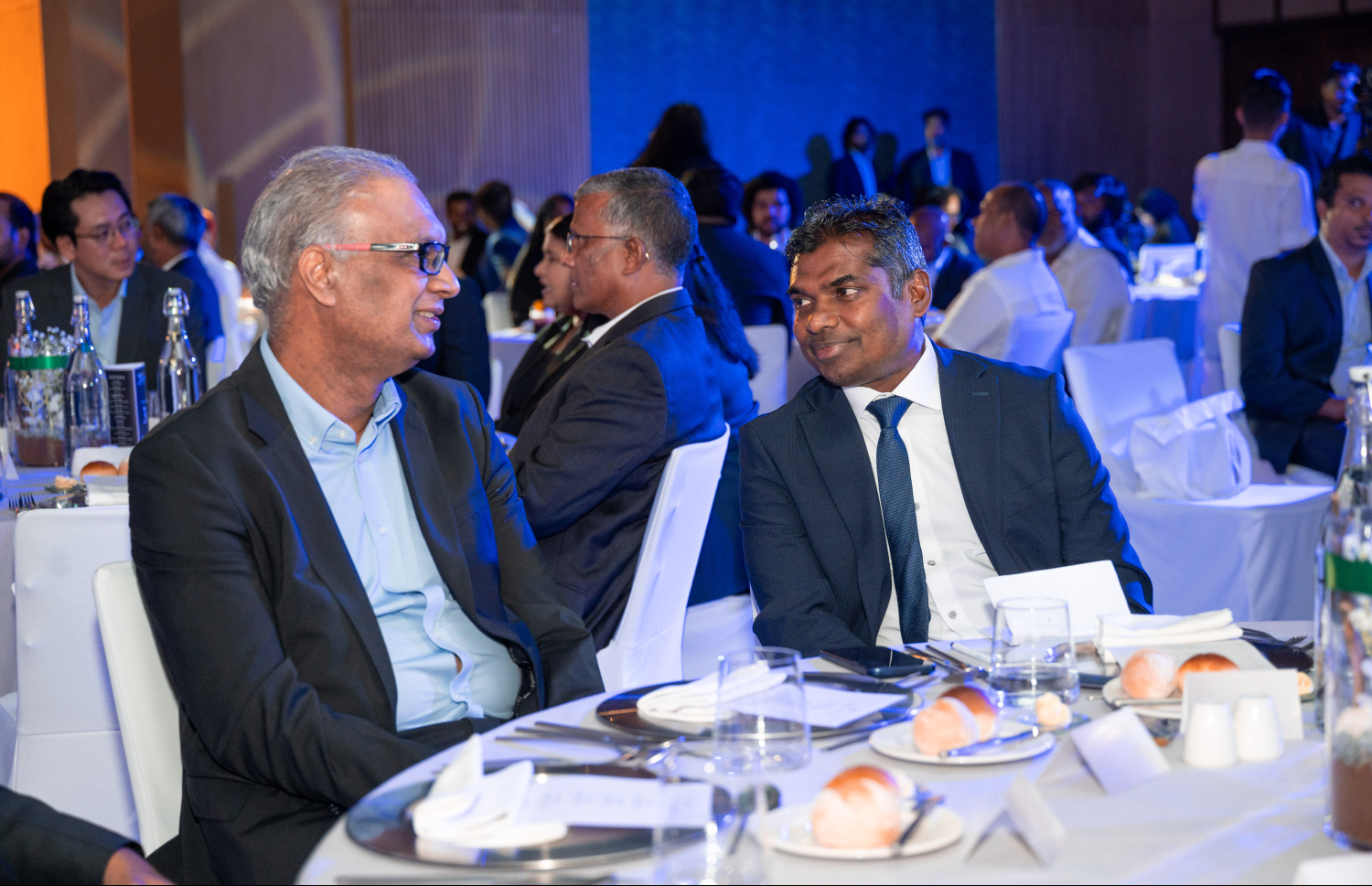 އެސްޓީއޯ އާއި ހިޓާޗީގެ ގުޅުމަށް 25 އަހަރު ފުރުން ފާހަގަކުރުމަށް ބާސެލޯ ނަސަންދުރާގައި ބޭއްވި ހާއްސަ ހަފުލާގައި އެސްޓީއޯގެ އެމްޑީ ޝިމާދު ބައިވެރިވެވަޑައިގަންނަވަނީ.--- ފޮޓޯ: ނިޝާން އަލީ | މިހާރު