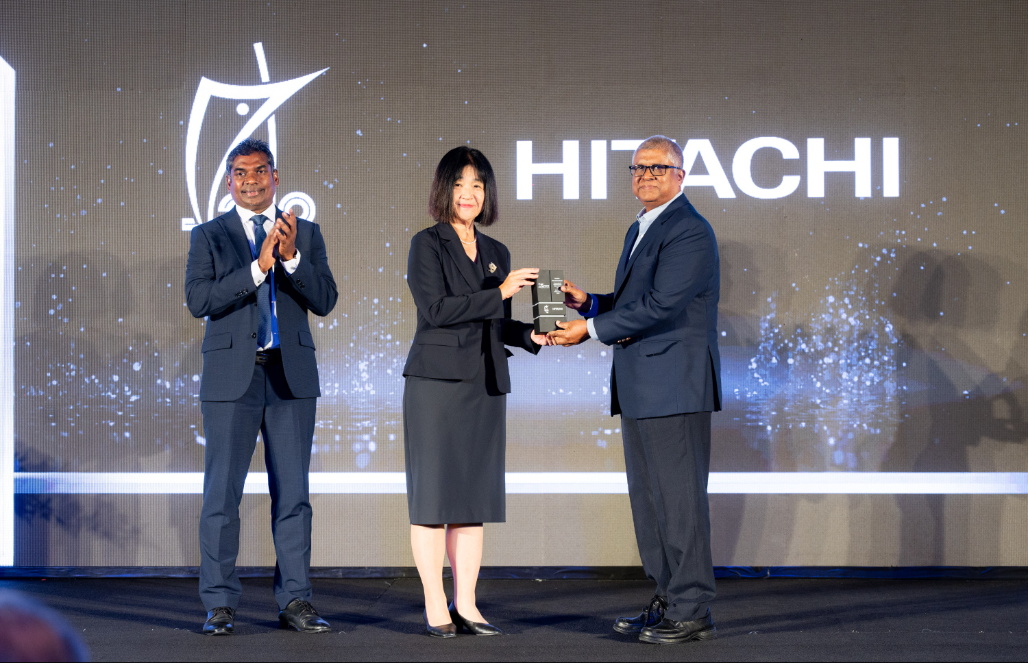 އެންމެ ގިނަ ހިޓާޗީގެ އުފެއްދުންތައް ގަނެފައިވާ ކަސްޓަމަރުންގެ އަގުވަޒަންކޮށް އެވޯޑު ދެނީ.--- ފޮޓޯ: ނިޝާން އަލީ | މިހާރު