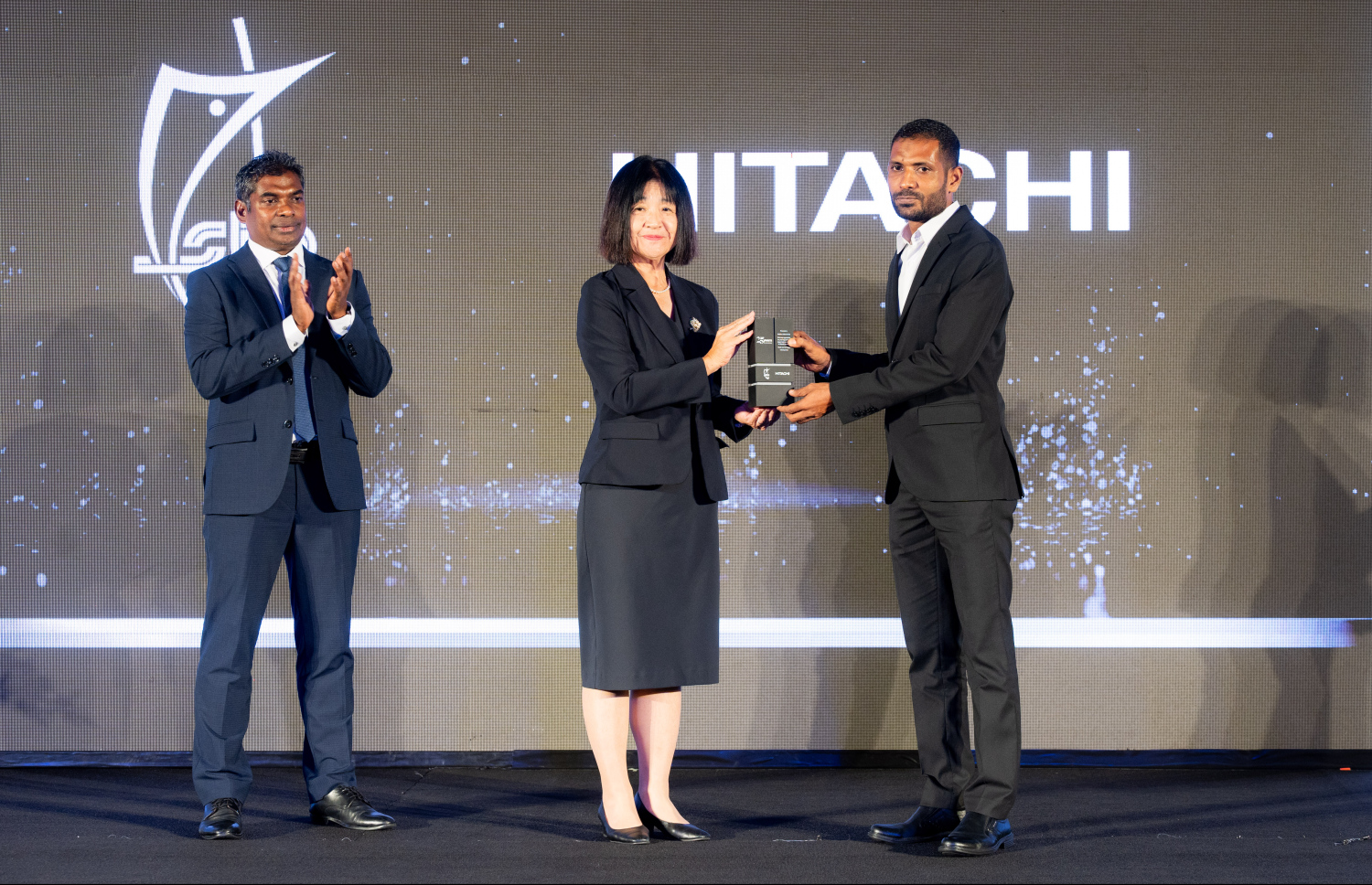 އެންމެ ގިނަ ހިޓާޗީގެ އުފެއްދުންތައް ގަނެފައިވާ ކަސްޓަމަރުންގެ އަގުވަޒަންކޮށް އެވޯޑު ދެނީ.--- ފޮޓޯ: ނިޝާން އަލީ | މިހާރު