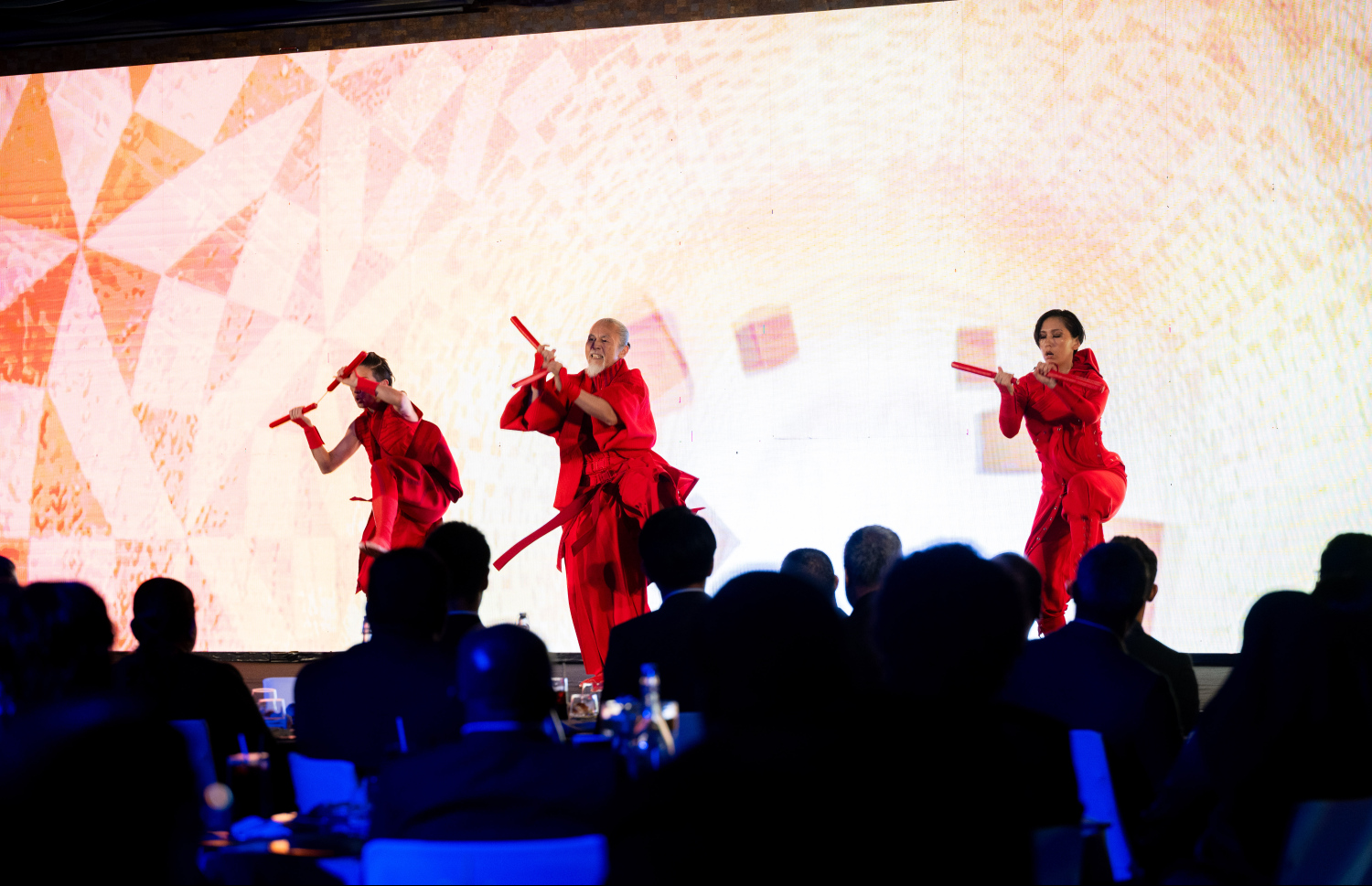 އެސްޓީއޯ އާއި ހިޓާޗީގެ ޕާޓްނާޝިޕަށް 25 އަހަރު ފުރުން ފާހަގަކުރުމަށް ރޭ ބާސެލޯ ނަސަންދުރާގައި ބޭއްވި ހާއްސަ ހަފުލާގައި މުނިފޫހިފިލުވުމުގެ ހަރަކާތެއް ހުށަހަޅައިދެނީ.--- ފޮޓޯ: ނިޝާން އަލީ | މިހާރު