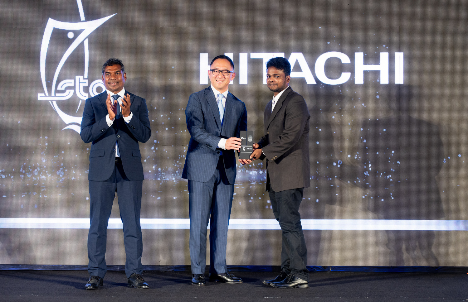 އެންމެ ގިނަ ހިޓާޗީގެ އުފެއްދުންތައް ގަނެފައިވާ ކަސްޓަމަރުންގެ އަގުވަޒަންކޮށް އެވޯޑު ދެނީ.--- ފޮޓޯ: ނިޝާން އަލީ | މިހާރު