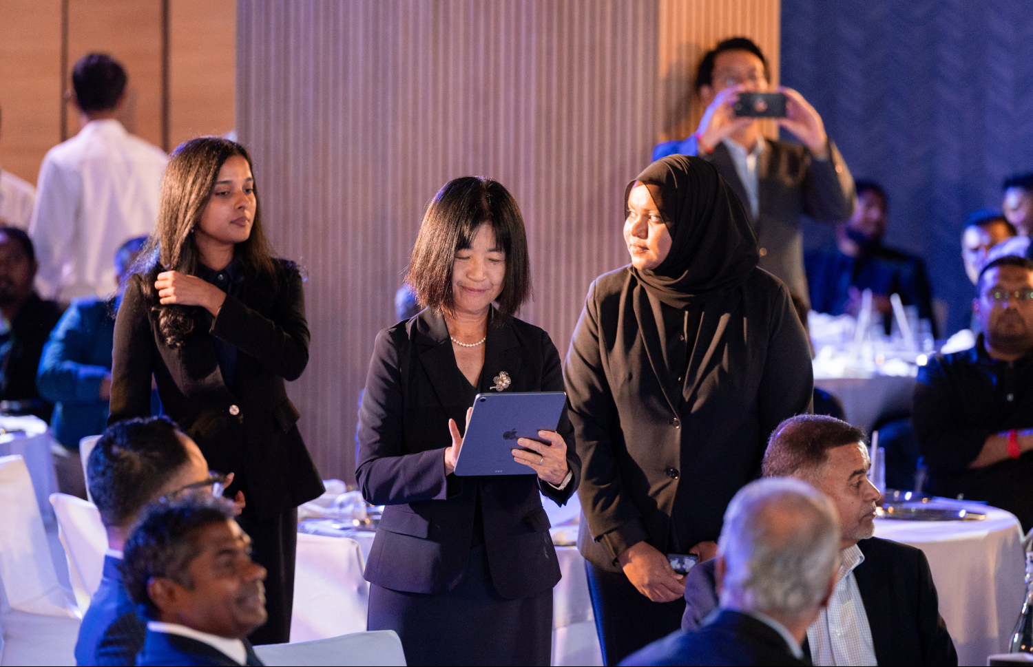 އެސްޓީއޯ އާއި ހިޓާޗީގެ ގުޅުމަށް 25 އަހަރު ފުރުން ފާހަގަކުރުމަށް ބާސެލޯ ނަސަންދުރާގައި ބޭއްވި ހާއްސަ ހަފުލާގައި ހިޓާޗީން އަލަށް ތައާރަފްކުރި "ހިޓާޗީ ނިއު އެއާ" ރޭންޖުގެ އުފެއްދުންތައް އިފްތިތާހު ކުރަނީ.--- ފޮޓޯ: ނިޝާން އަލީ | މިހާރު