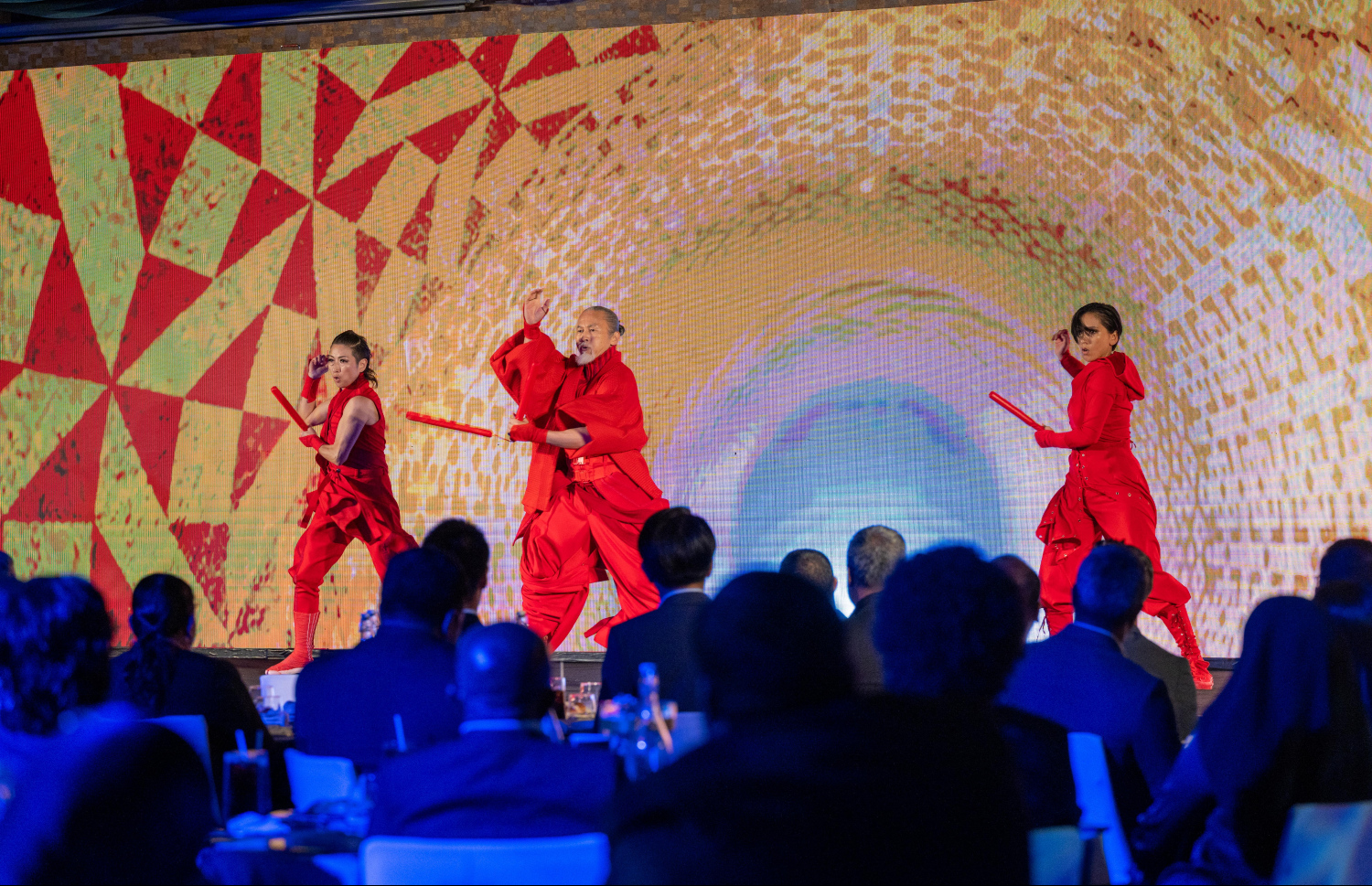 އެސްޓީއޯ އާއި ހިޓާޗީގެ ޕާޓްނާޝިޕަށް 25 އަހަރު ފުރުން ފާހަގަކުރުމަށް ރޭ ބާސެލޯ ނަސަންދުރާގައި ބޭއްވި ހާއްސަ ހަފުލާގައި މުނިފޫހިފިލުވުމުގެ ހަރަކާތެއް ހުށަހަޅައިދެނީ.--- ފޮޓޯ: ނިޝާން އަލީ | މިހާރު