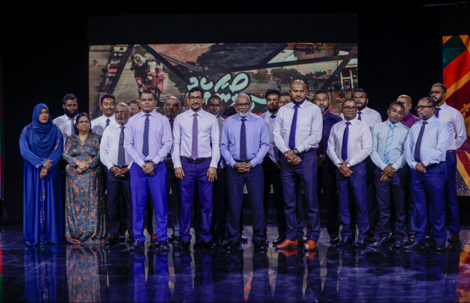 ލަންކާގައި ހާލުގައި ޖެހިފައިވާ މީހުންނަށް އެހީތެރިވާން ޕީއެންސީން 300.000ރ. ހަދިޔާ ކުރަން ޕީއެސްއެމްގެ ސްޓޫޑިއޯގައި ބޭއްވި އިވެންޓުގައި އެ ޕާޓީގެ ޕީޖީ ގުރޫޕުގެ ބައެއް ބޭފުޅުން ފޮޓޯއަކަށް ތައްޔާރުވެގެން.---ފޮޓޯ: ޕީއެސްއެމް