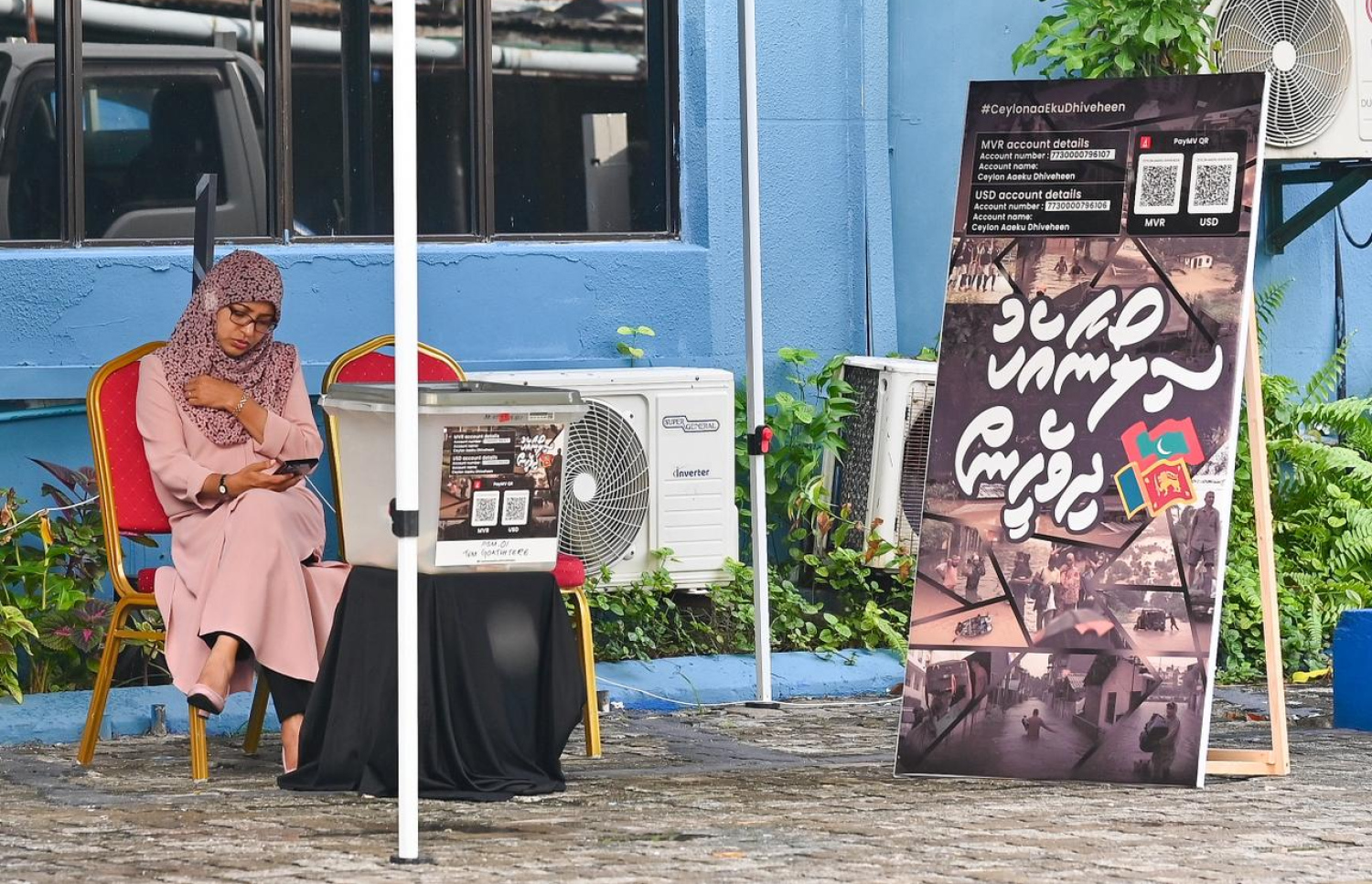 "ސިލޯނާ އެކު ދިވެހިން" ނަމުގައި ކުރިއަށްގެންދާ ޓެލެތޯންގެ ފަންޑު ފޮއްޓެއް ކައިރީ މީހަކު އިށީނދެގެން. -- ފޮޓޯ: ފަޔާޒް މޫސާ / މިހާރު