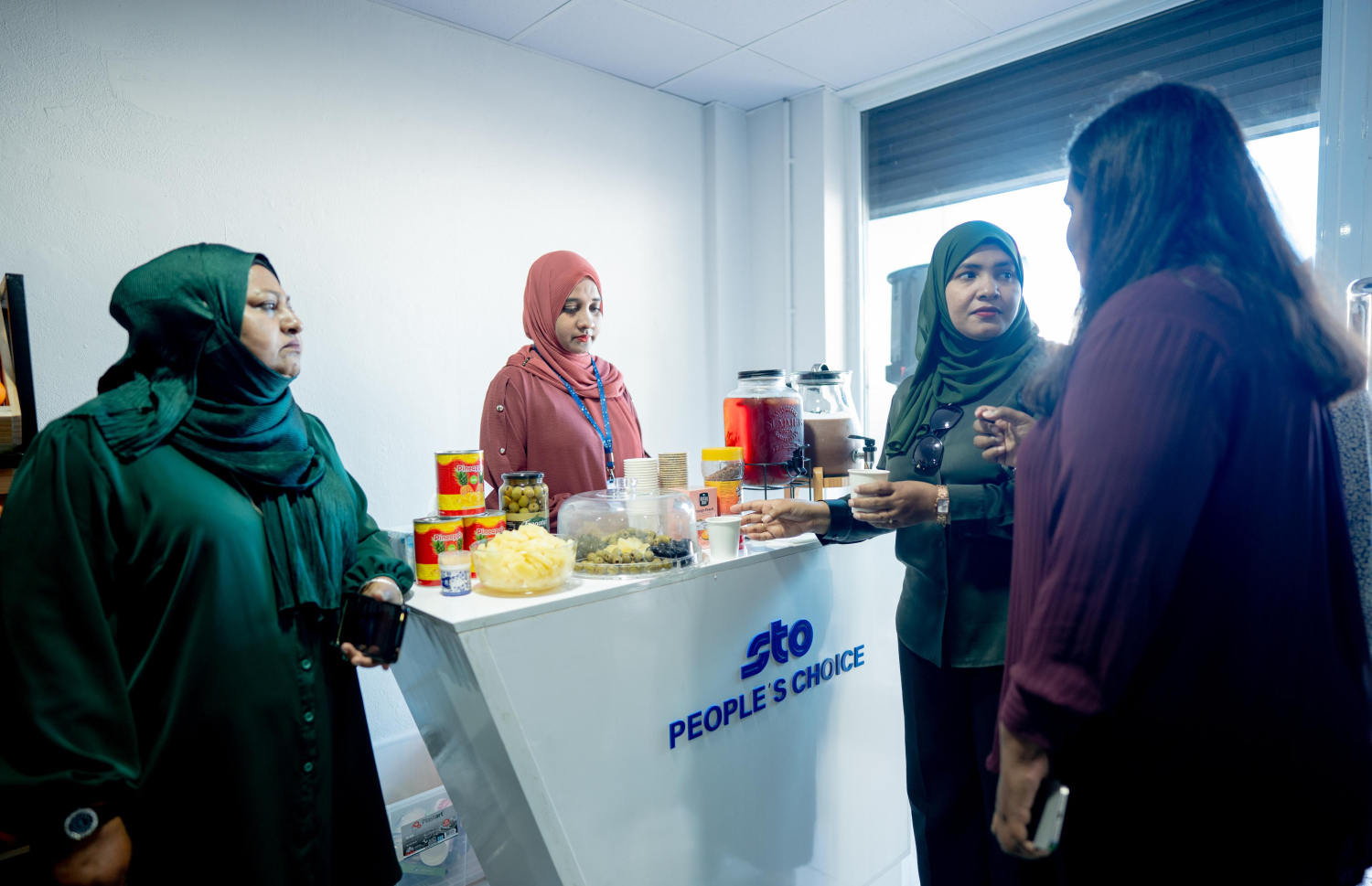 އެސްޓީއޯ އިން މާލޭގެ ބާޒާރުމަތީގައި ހުޅުވި ހޯލްސޭލް ސެންޓަރުގައި އެ ކުންފުނީގެ ބައެއް މުވައްޒަފުން މިއަދު ހަރަކާތްތެރިވަނީ.---ފޮޓޯ: އެސްޓީއޯ