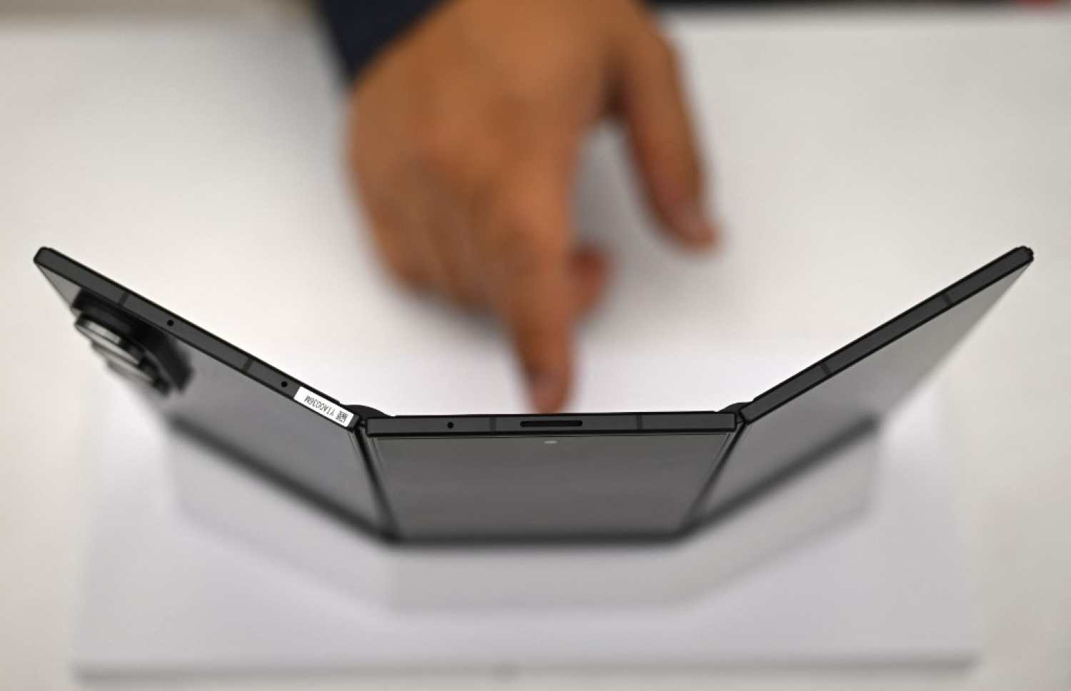 ސެމްސަންގުން ނެރުނު ތިން ތަނުން ފަށްޖެހޭ "ގެލެކްސީ ޒެޑް ޓްރައިފޯލްޑް" ފޯނެއް ސްކްރީނެއް ގޮތަށް ބޭނުންކުރަނީ. -- ފޮޓޯ: އޭއެފްޕީ