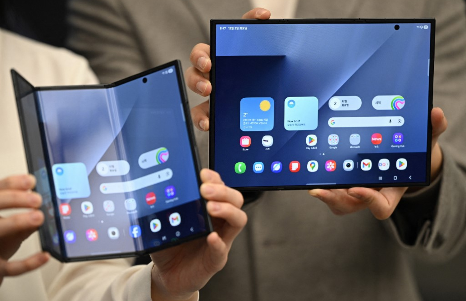 ސެމްސަންގުން ނެރުނު ތިން ތަނުން ފަށްޖެހޭ "ގެލެކްސީ ޒެޑް ޓްރައިފޯލްޑް" ދެކުނު ކޮރެއާގެ ސޯލްގެ ސެމްސަންގް ފިހާރައެއްގައި މިއަދު ދައްކާލަނީ. -- ފޮޓޯ: އޭއެފްޕީ