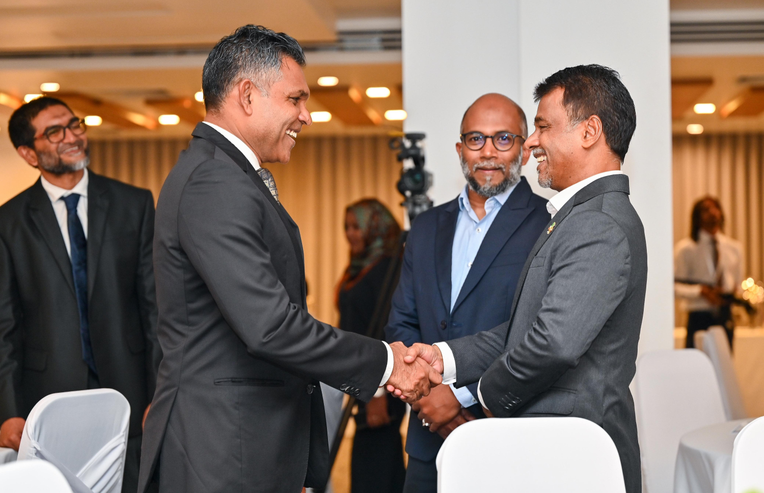 ފާޓިލިޓީ ސަޕޯޓު ކޮމިއުނިޓީން ރޭ ބޭއްވި ގާލާ ނައިޓުގައި ކުރީގެ ނައިބު ރައީސް ފައިސަލް ނަސީމާއި ހެލްތު މިނިސްޓަރު އަބްދުﷲ ނާޒިމް ރޭ ސަލާމްކުރައްވަނީ.-- ފޮޓޯ: ފަޔާޒު މޫސާ/ މިހާރު