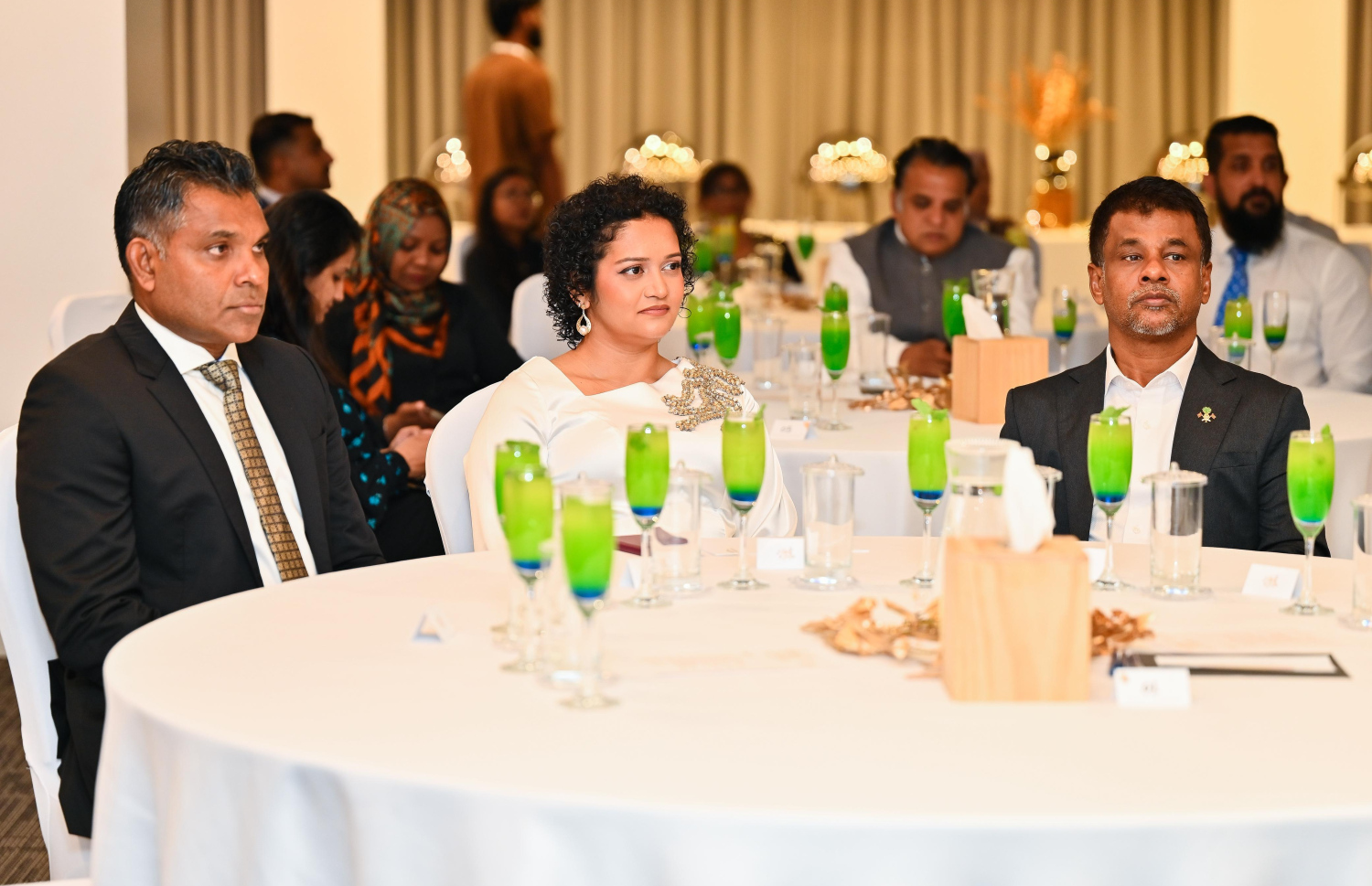 ފާޓިލިޓީ ސަޕޯޓު ކޮމިއުނިޓީން ރޭ ބޭއްވި ގާލާ ނައިޓުގައި ކުރީގެ ނައިބު ރައީސް ފައިސަލް ނަސީމާއި ހެލްތު މިނިސްޓަރު އަބްދުﷲ ނާޒިމް އަދި އެ ޖަމިއްޔާގެ ފައުންޑަރު އާޝާ ބައިވެރިވެވަޑައިގަންނަވަނީ.-- ފޮޓޯ: ފަޔާޒު މޫސާ/ މިހާރު