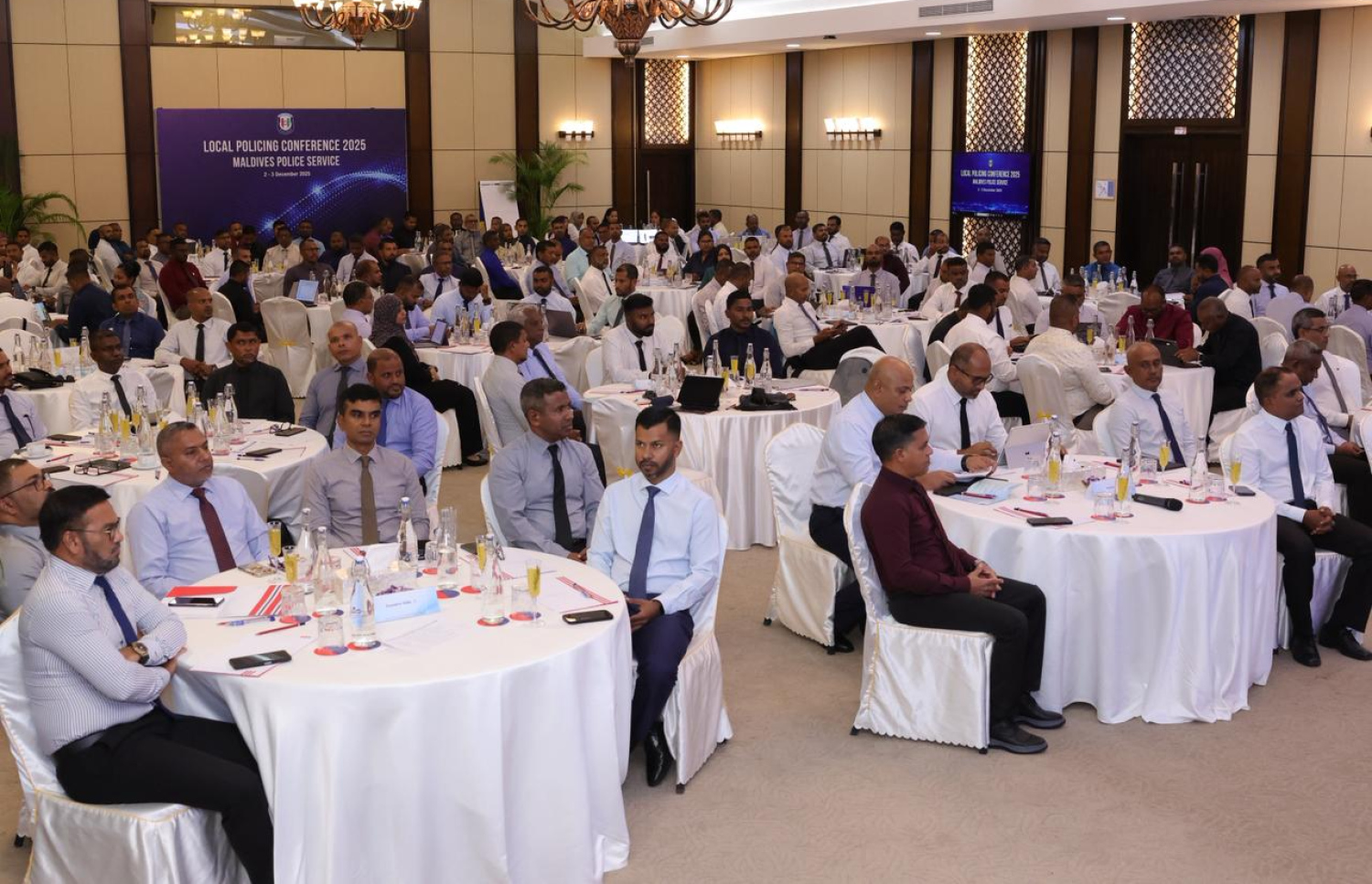 އިއްޔެ ފެށި ލޯކަލް ޕޮލިސިން ކޮންފަރެންސްގައި ބައިވެރިވެވަޑައިގެންނެވި ބައެއް އޮފިސަރުން ޕްރެޒެންޓޭޝަނެއް އަޑު އައްސަވަނީ---ފޮޓޯ: ޕޮލިސް