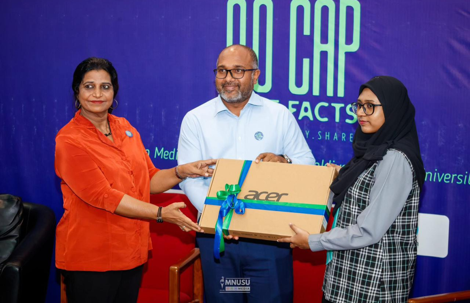 މައުލޫމާތުގެ ތެދު ދޮގު ކަށަވަރުކުރާނެ ގޮތްތައް ކިޔައިދިނުމަށް އެމްއެންޔޫގެ އާޓްސް އިން މީޑިއާ އެންޑް ޕަބްލިކް ރިލޭޝަންސްގެ ޑިގްރީއަށް ކިޔަވަމުން އަންނަ ދަރިވަރުންތަކެއް އިސްނަގައިގެން ބޭއްވި ފޯރަމްގެ ބައިވެރިންގެ މެދުގައި ގުރުއަތު ނަގައިގެން ލެޕްޓޮޕް ލިބުނު ދަރިވަރަށް، ހޯމް މިނިސްޓަރު އިހުސާން އަދި ވައިސް ޗާންސެލާ ޑރ. ޝެހެނާޒް ލެޕްޓޮޕް ހަދިޔާކޮށްދެއްވަނީ.-- ފޮޓޯ: އެމްއެންޔޫއެސްޔޫ