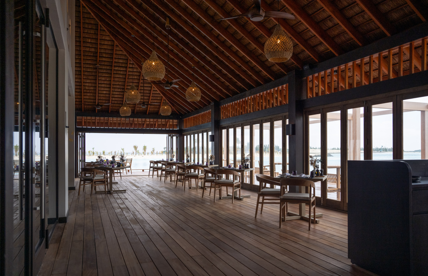 މިއަދު ހުޅުވި ކްރައުން އެންޑް ޗަމްޕާ ރިޒޯޓްސްގެ 11 ވަނަ ރިސޯޓު ނަލަ މޯލްޑިވްސް: މި ރިސޯޓުގައި ތިން ރެސްޓޯރަންޓު ހުންނާނެ.---ފޮޓޯ: ނިޝާން އަލީ| މިހާރު