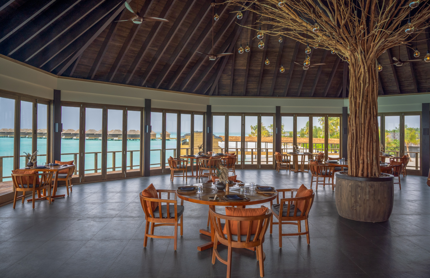 މިއަދު ރަސްމީކޮށް ހުޅުވި ކްރައުން އެންޑް ޗަމްޕާ ރިޒޯޓްސްގެ 11 ވަނަ ރިސޯޓު ނަލަ މޯލްޑިވްސް. މި ރިސޯޓުގައި 80 ވިލާ ހިމެނޭ. އޭގެ ތެރޭގައި ހިމެނެނީ 8 ރޮމޭންޓިކް ވިލާ، 20 ސަންރައިޒް ވިލާ، 22 ސަންސެޓް ވިލާ އަދި 30 އޯވާ ވޯޓާ ވިލާ.---ފޮޓޯ: ނިޝާން އަލީ| މިހާރު