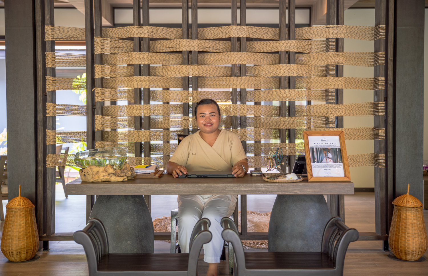 މިއަދު ހުޅުވި ކްރައުން އެންޑް ޗަމްޕާ ރިޒޯޓްސްގެ 11 ވަނަ ރިސޯޓު "ނަލަ މޯލްޑިވްސް" ގެ މުވައްޒަފަކު ފޮޓޯއަކަށް ތައްޔާރުވެގެން.---ފޮޓޯ: ނިޝާން އަލީ| މިހާރު